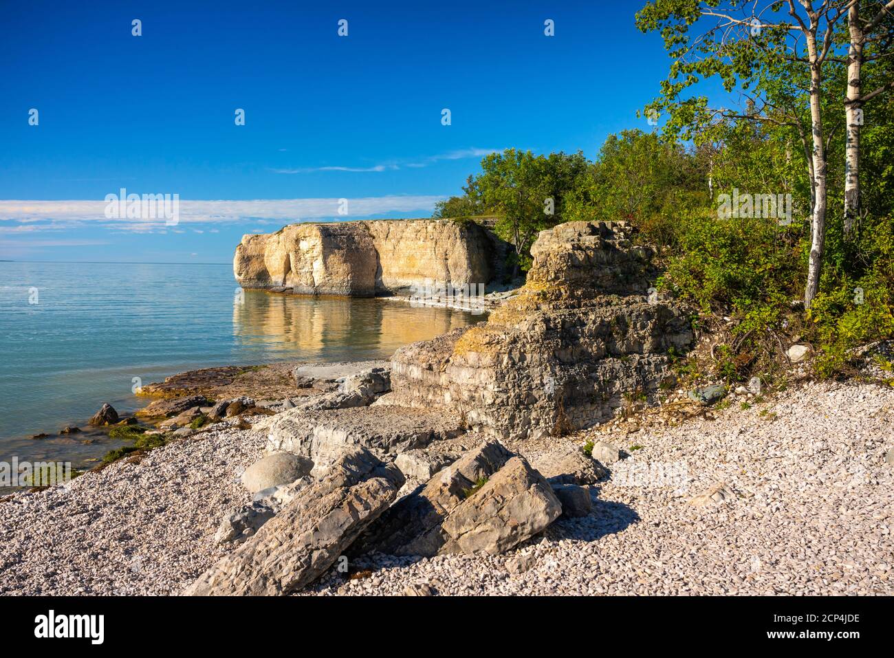 Scogliere calcaree sul lago Manitoba a ripido Rock, Manitoba, Canada. Foto Stock