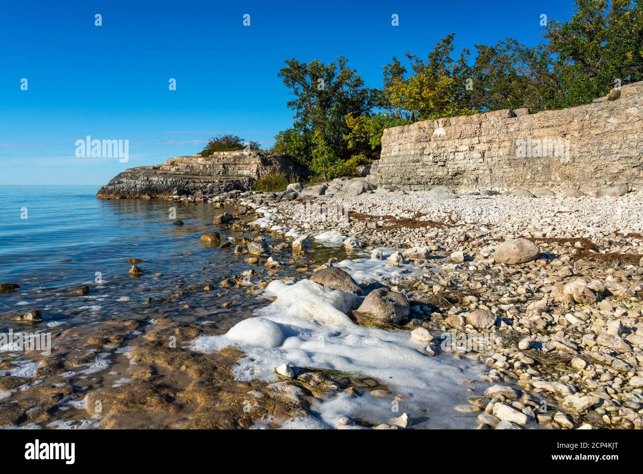 Scogliere calcaree sul lago Manitoba a ripido Rock, Manitoba, Canada. Foto Stock