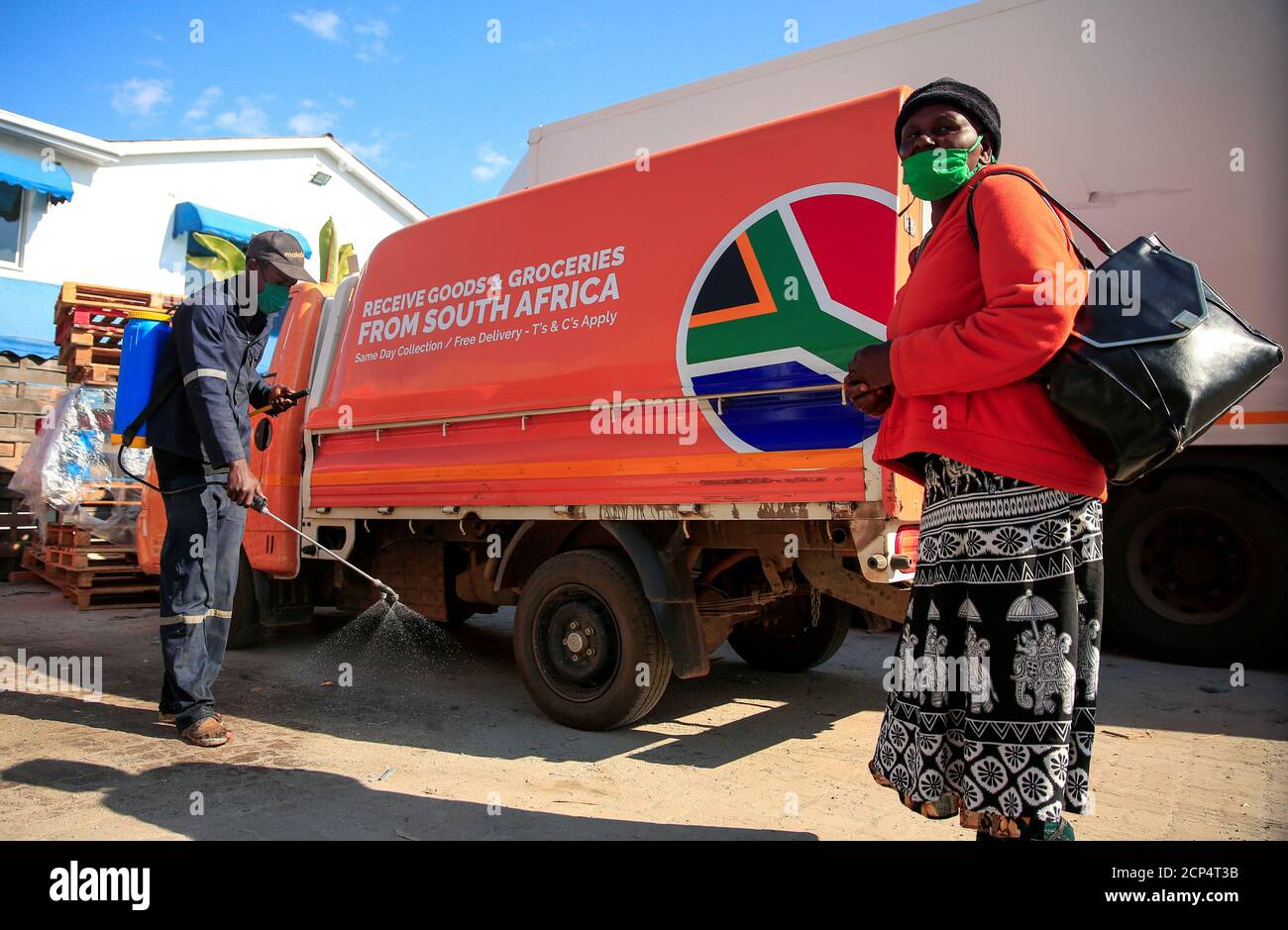 Una donna arriva a raccogliere generi alimentari da un magazzino Malaicha durante un blocco nazionale per contribuire a frenare la diffusione della malattia del coronavirus (COVID-19) a Harare, Zimbabwe, 15 maggio 2020. Foto scattata il 15 maggio 2020. REUTERS/Philimon Bulawayo Foto Stock