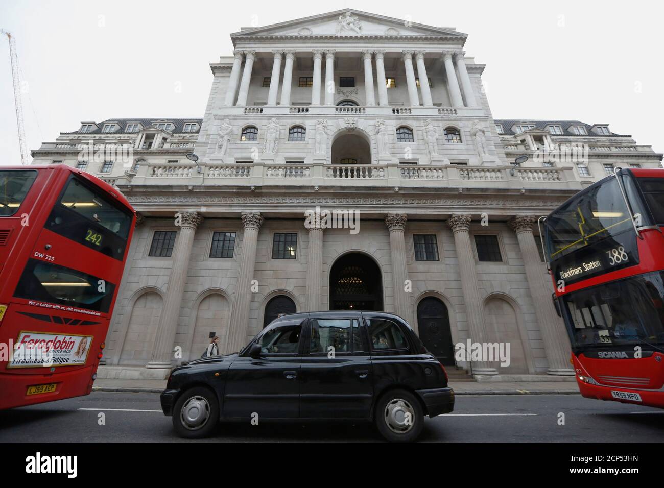 Una coda di taxi e autobus fuori della Bank of England a Londra, Gran Bretagna 10 dicembre 2015. La scarsa performance commerciale della Gran Bretagna ha pesato pesantemente sull'economia nel terzo trimestre, quando la crescita del prodotto interno lordo ha rallentato fino a raggiungere il 0.5% trimestrale. È probabile che lo faccia di nuovo negli ultimi tre mesi del 2015, frustrando le speranze dei policymaker che vogliono vedere una ripresa più equilibrata. La Banca d'Inghilterra prevede che la crescita nel quarto trimestre al 0.6%.REUTERS/Luke MacGregor Foto Stock