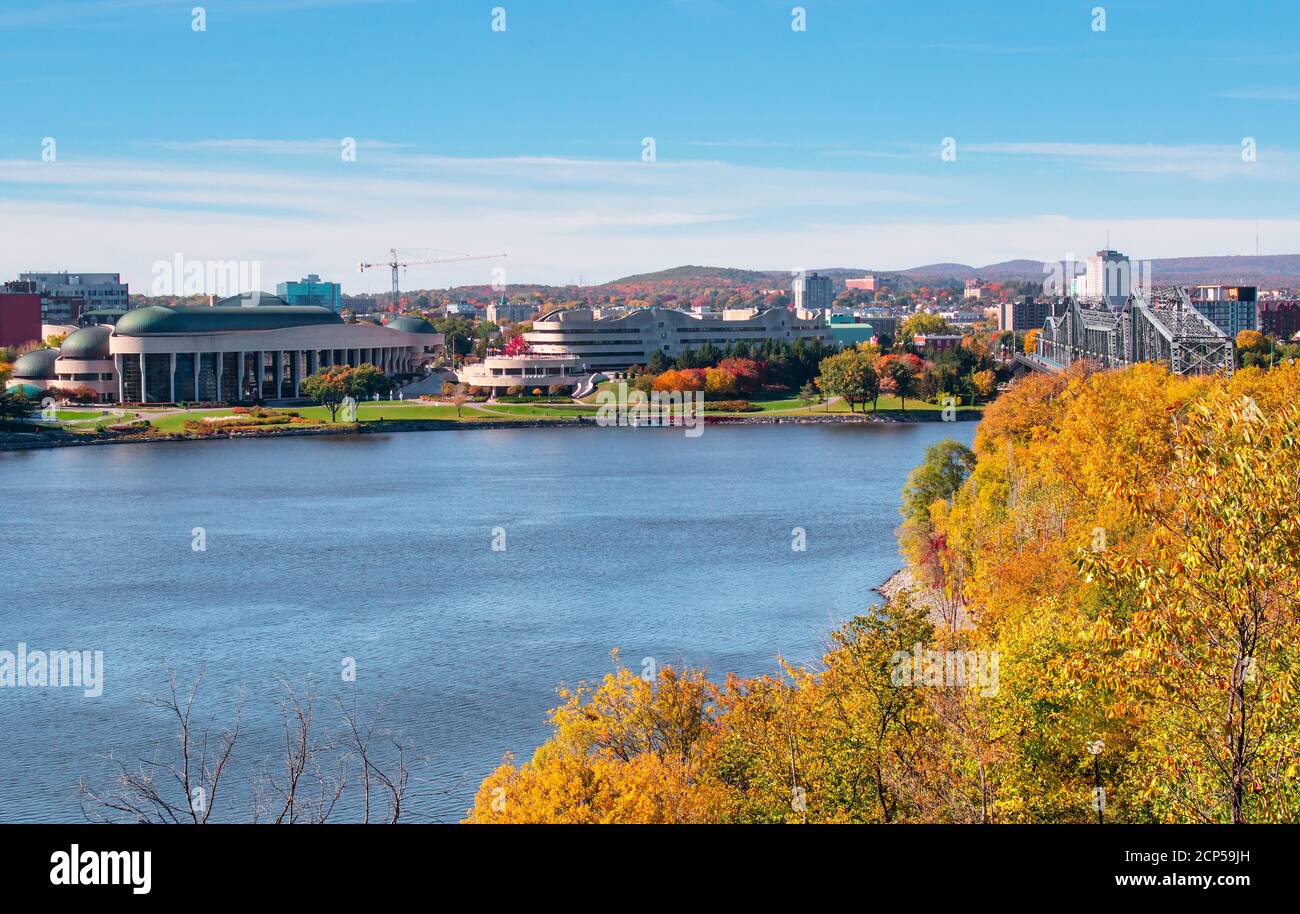 Vista panoramica del Canadian Museum of History e Alexandra Ponte sul fiume Ottawa in autunno Foto Stock