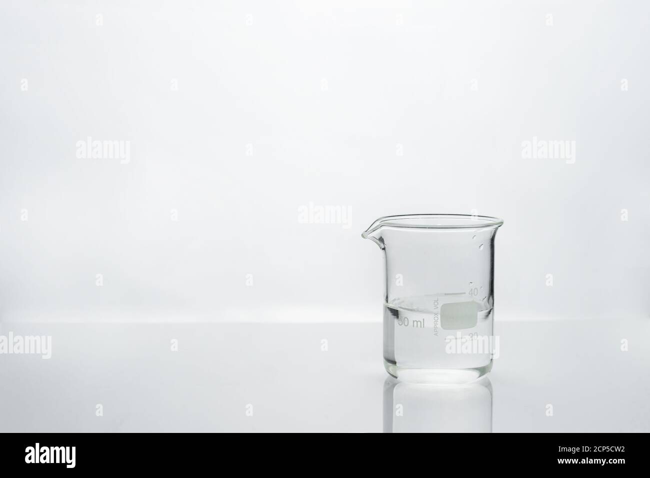 acqua pulita in becher di vetro con laboratorio medico di salute bianco sfondo Foto Stock