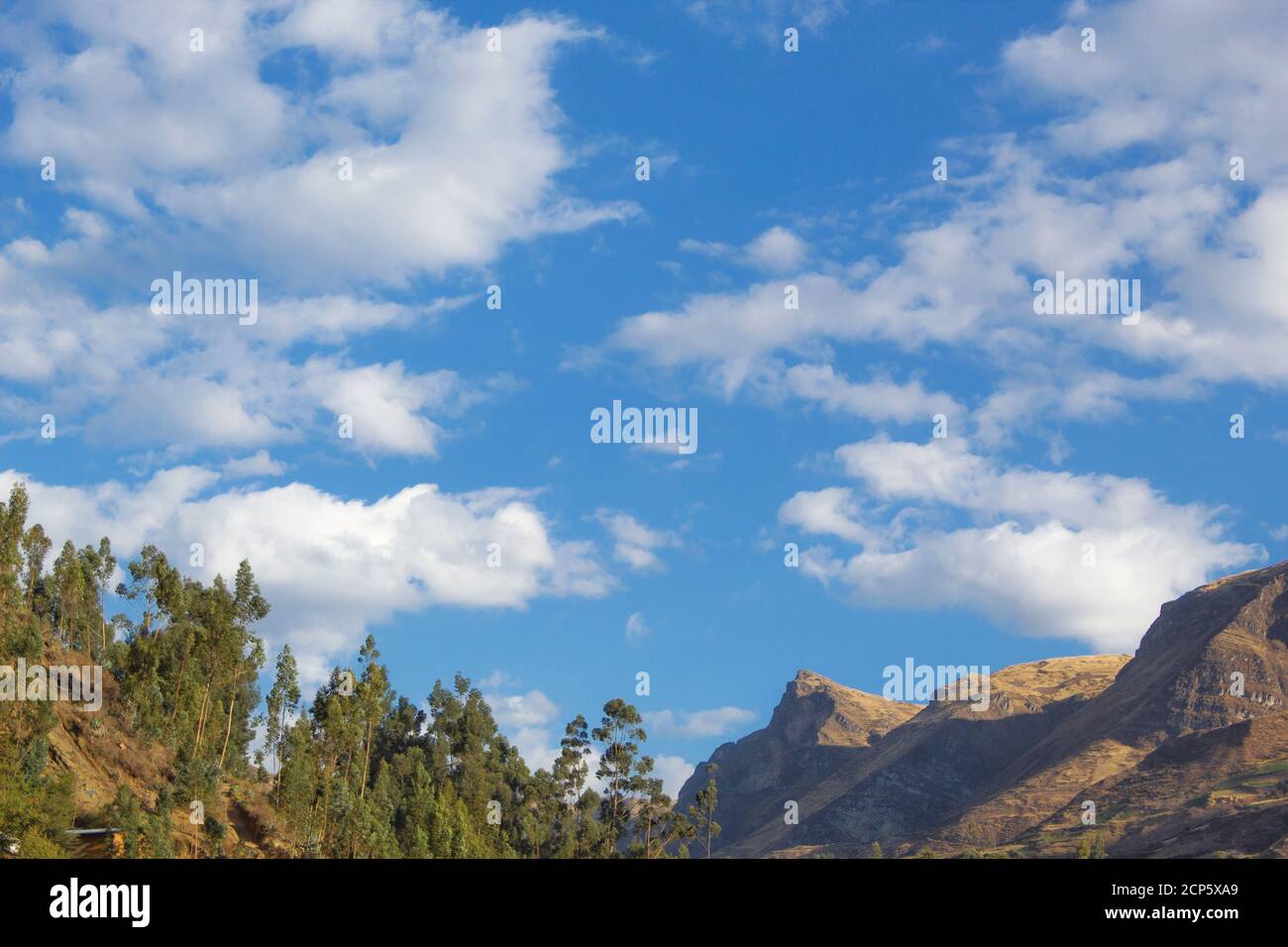 Le belle montagne sotto il cielo nuvoloso - ottimo per sfondi Foto Stock