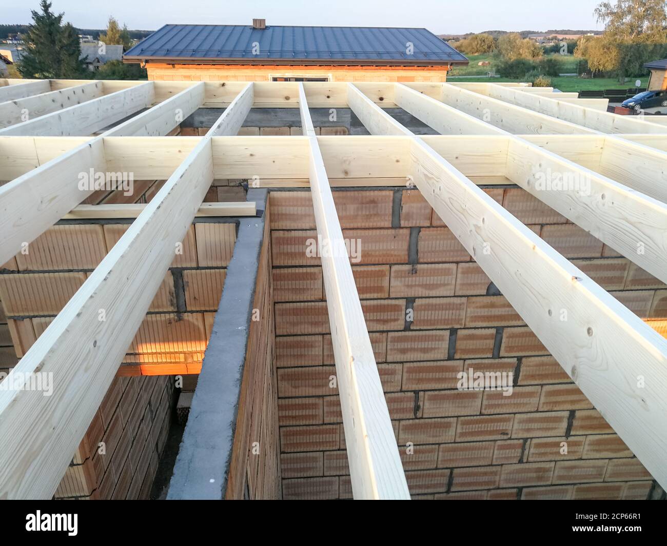 Travi di travi in legno per la costruzione di nuovi tetti in cantiere Foto Stock