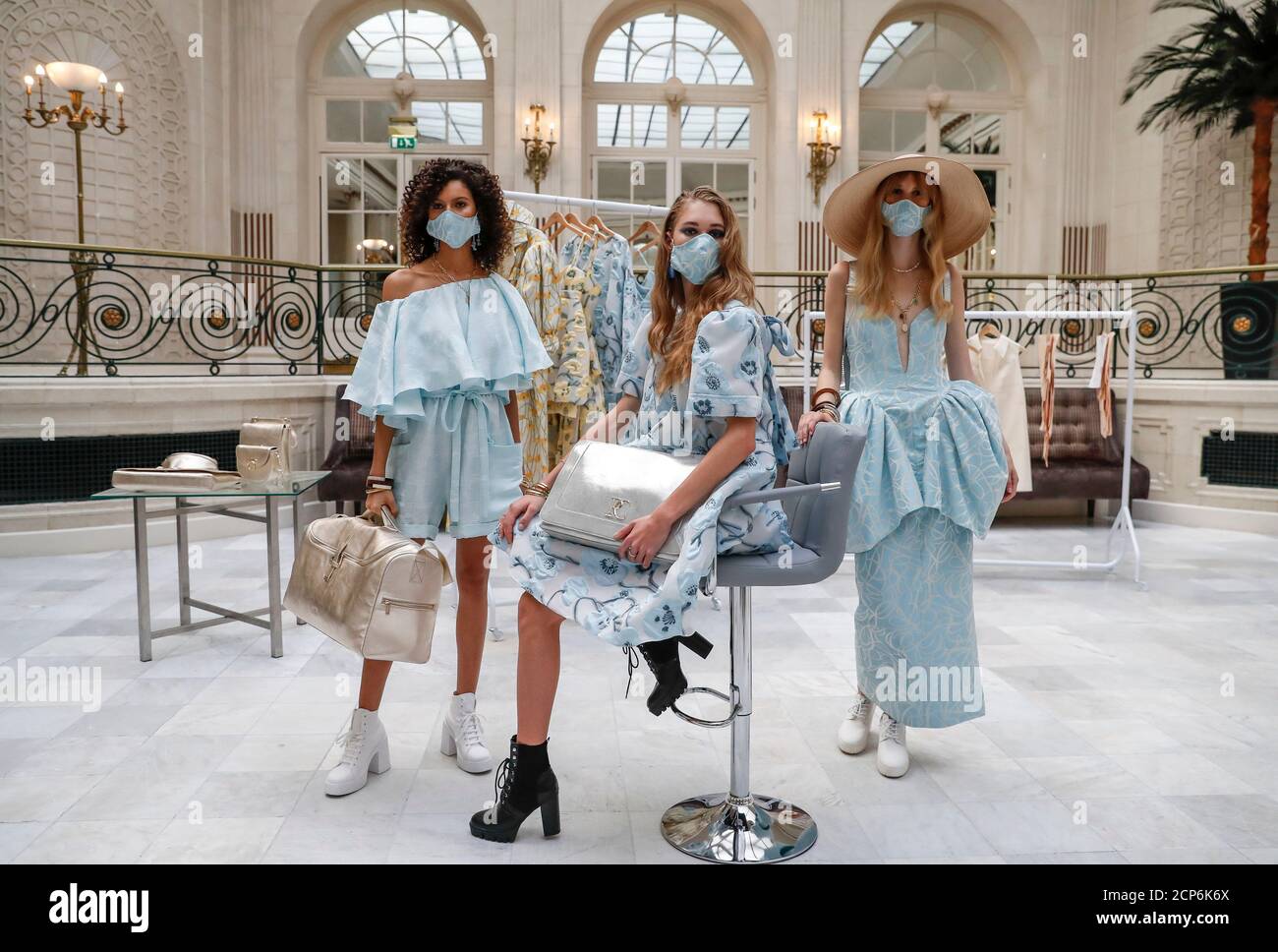 Londra, Gran Bretagna. 18 Settembre 2020. Modelli che indossano maschere facciali presentano le creazioni della collezione Paul Costelloe Primavera/Estate 2021 durante la London Fashion Week di Londra, Gran Bretagna, 18 settembre 2020. La maggior parte degli spettacoli della London Fashion Week sono in scena online questo settembre in occasione della pandemia COVID-19. Credit: Han Yan/Xinhua/Alamy Live News Foto Stock