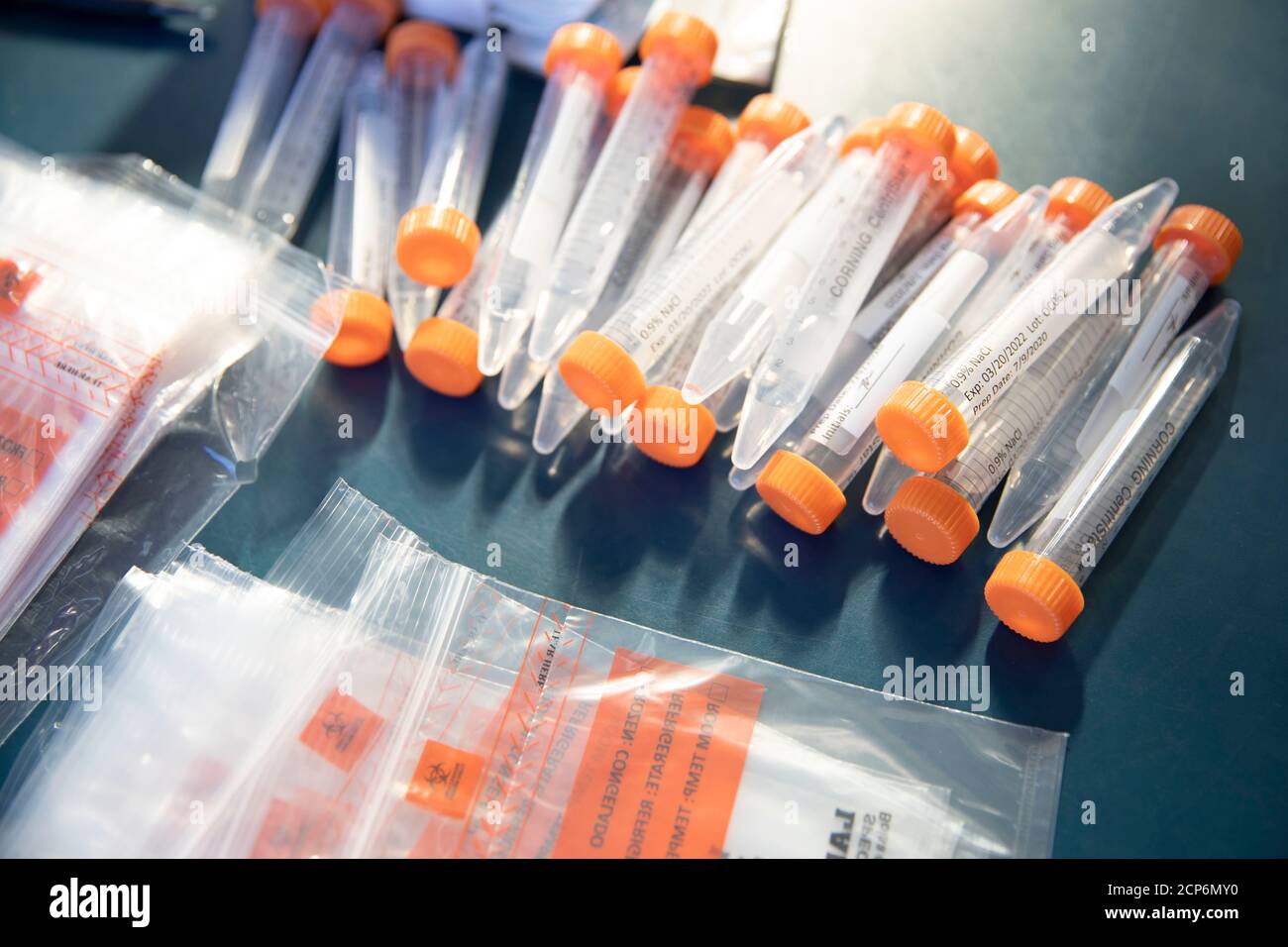 Test fornisce la linea a tabella 24 luglio 2020 presso un sito di test make-shift COVID-19 a Fort Jackson, South Carolina. I soldati dell'esercito degli Stati Uniti della Fort Jackson Drill Sergeant Academy sono stati testati per il virus il loro primo giorno di formazione in conformità con le nuove politiche della scuola per ridurre il rischio di diffusione del virus COVID-19. (STATI UNITI Esercito foto di staff Sgt. Elizabeth O. Bryson) Foto Stock