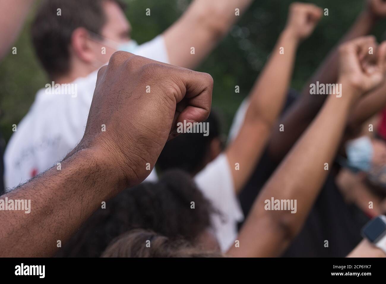 New York, NY, 6 giugno 2020: I pugni si sono tenuti nell'aria a una protesta della materia di Black Lives Foto Stock