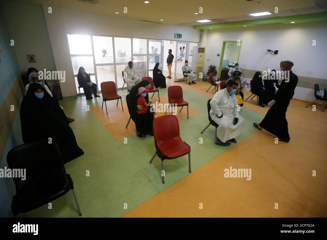 I genitori di bambini che soffrono di cancro aspettano di ricevere un trattamento per i loro bambini presso l'ospedale pediatrico per le malattie tumorali, in mezzo alla diffusione della malattia del coronavirus (COVID-19), a Basra, Iraq 12 luglio 2020. Foto scattata il 12 luglio 2020. REUTERS/Essam al-Sudani Foto Stock