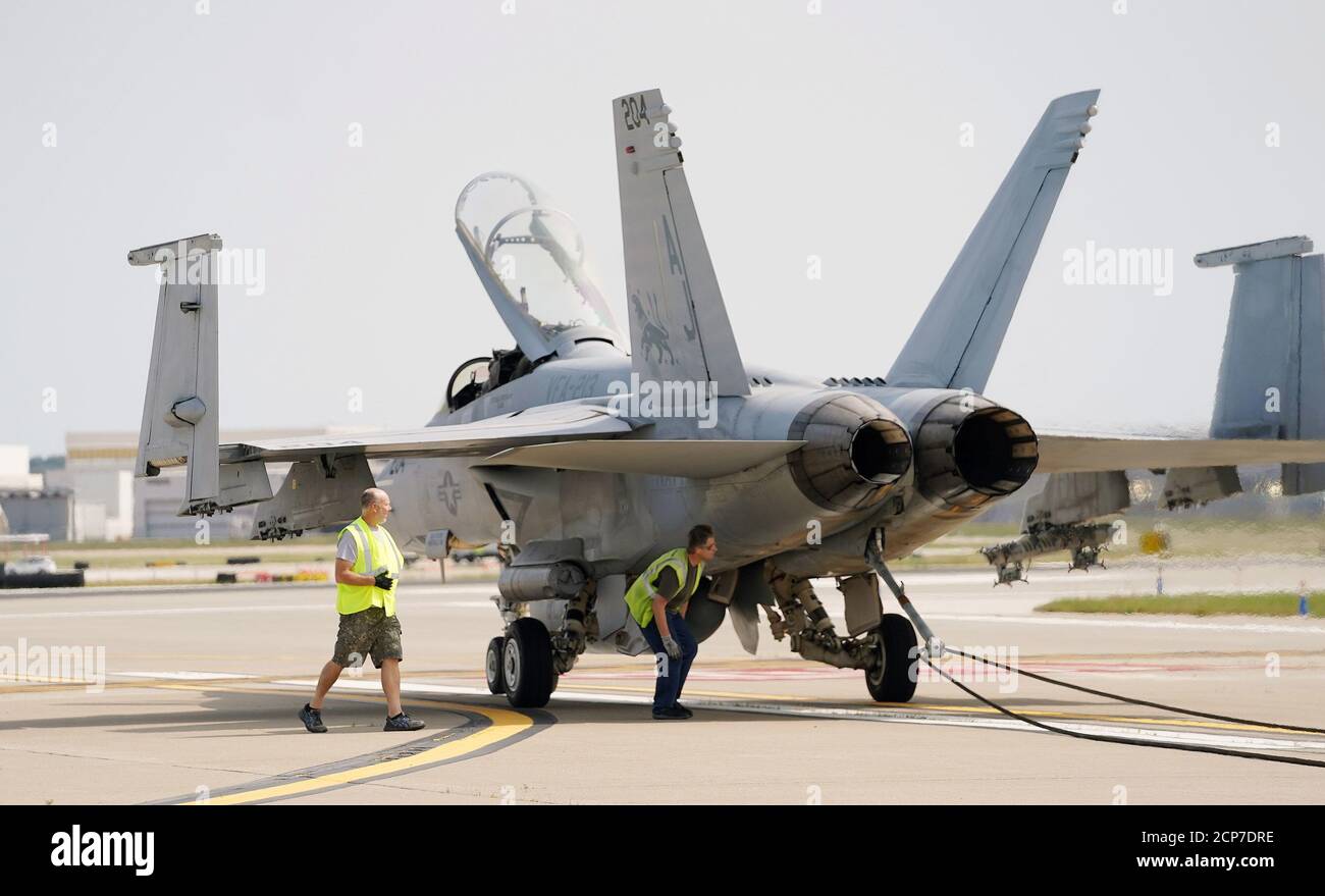 St. Louis, Stati Uniti. 18 Settembre 2020. I tecnici Boeing si preparano a spostare un jet militare F-18 fuori dalla tassamia, che ha fatto un atterraggio di emergenza all'aeroporto internazionale St. Louis-Lambert di St. Louis venerdì 18 settembre 2020. Photo by Bill Greenblatt/UPI Credit: UPI/Alamy Live News Foto Stock