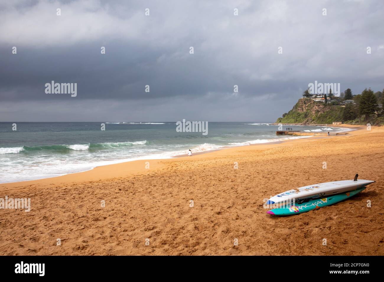 Newport Beach a Sydney e tavole da surf sulla sabbia, cieli scuri sopra come tempesta invadia, Sydney, Australia Foto Stock