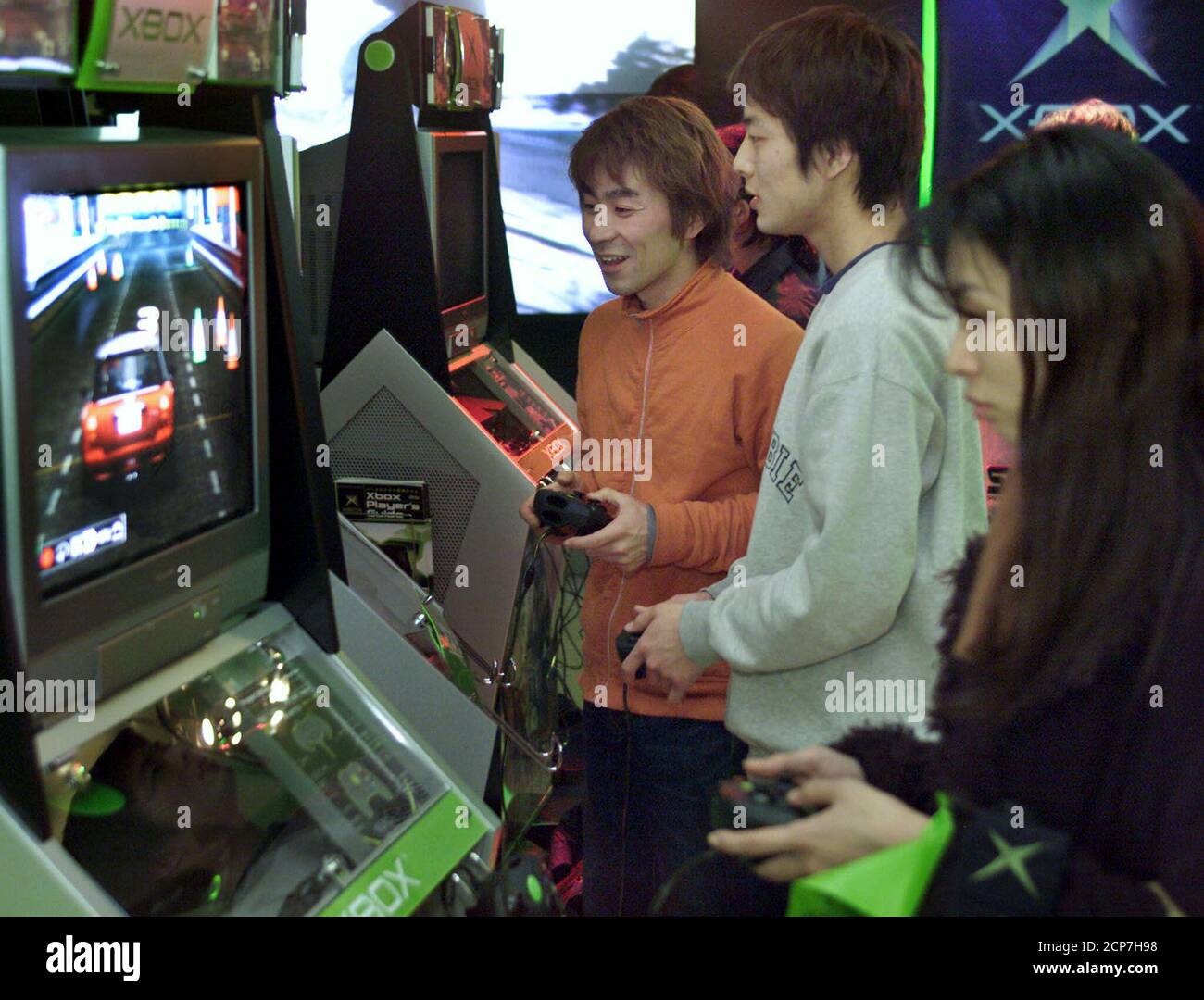 Gli appassionati di giochi giapponesi provano la console di videogiochi  Microsoft di nuova generazione Xbox durante un evento di lancio pre-vendita  "Xbox Experience" a Tokyo il 20 febbraio 2002. Le vendite di