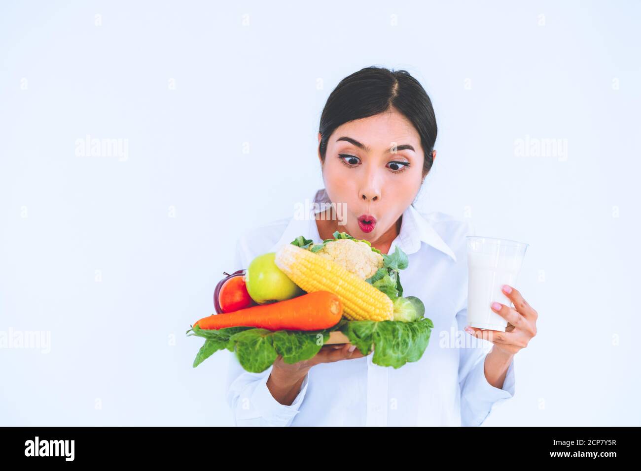 Donna nutrizionista che presenta dieta cibo di frutta e verdura per il controllo del colesterolo mostrando consapevolezza e prevenzione delle malattie cardiache. Sano Foto Stock