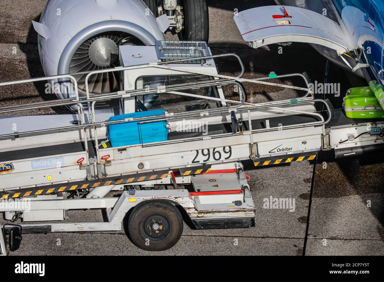 Duesseldorf, Nord Reno-Westfalia, Germania - valigie di scarico, aereo KLM parcheggiato al cancello, aeroporto internazionale di Duesseldorf, DUS Foto Stock