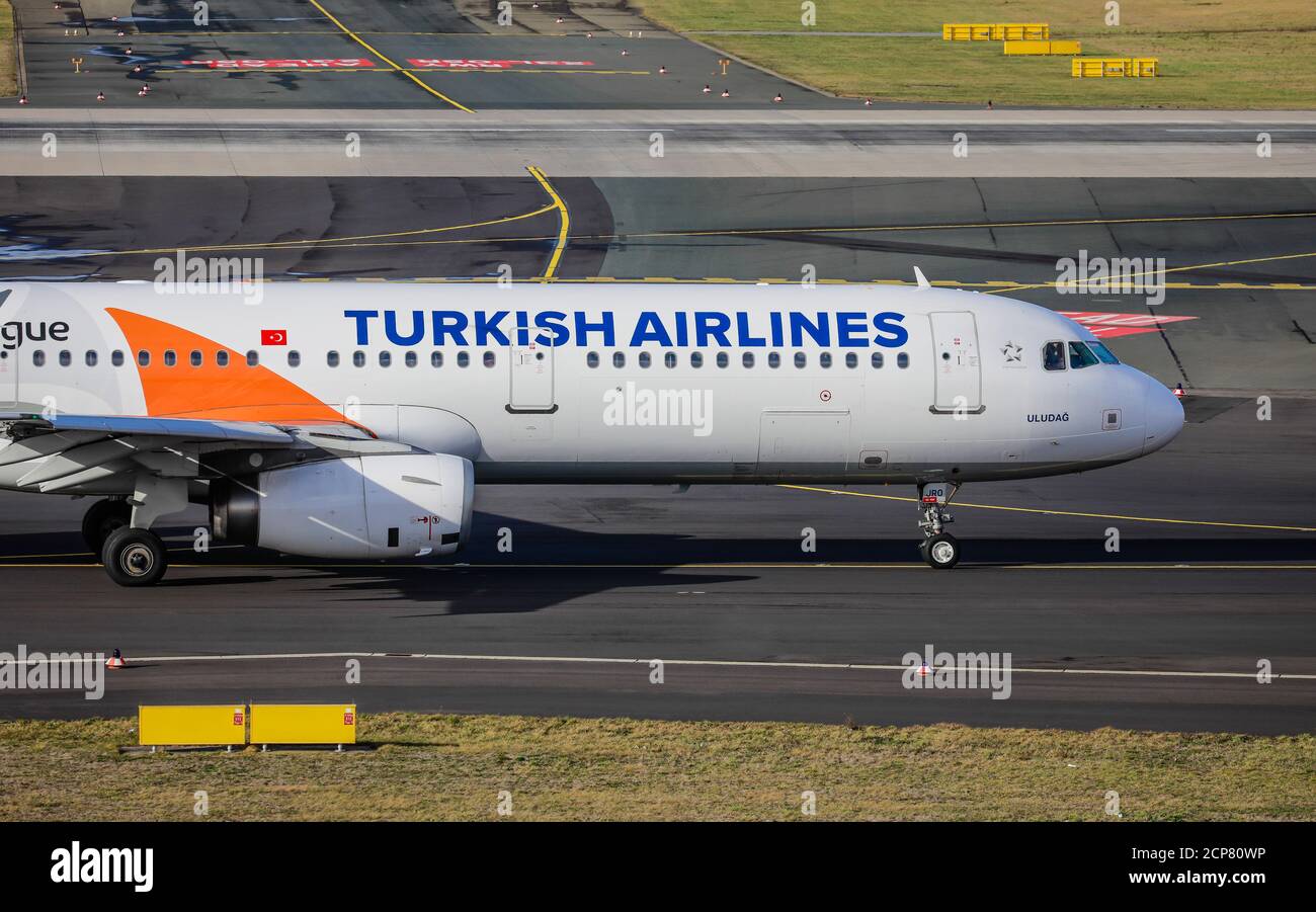 Duesseldorf, Nord Reno-Westfalia, Germania - aereo della Turkish Airlines sulla strada per la pista, aeroporto internazionale di Duesseldorf, DUS Foto Stock