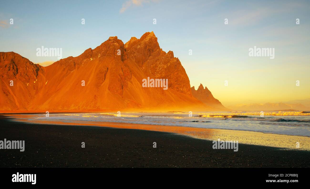 Islanda montagna Vestrahorn durante l'ora d'oro prima del tramonto in inverno. Foto Stock