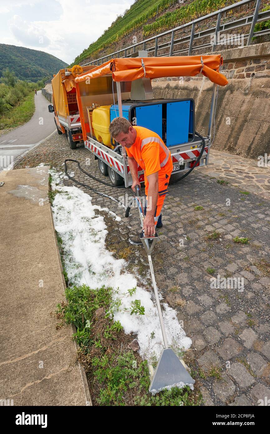 Valwig, Germania. 16 Set 2020. Una protezione stradale rimuove le erbacce dal bordo di un percorso ciclistico utilizzando una macchina a schiuma calda. Con questo dispositivo, gli operai della strada applicano l'acqua ad una temperatura di circa 100 gradi e l'estratto di cocco espanso con l'aria al suolo. (Al dpa: 'I portieri e i comuni combattono le erbe e le erbe ecologicamente'). Credit: Thomas Frey/dpa/Alamy Live News Foto Stock Valwig, Germania. 16 Set 2020. Una protezione stradale rimuove le erbacce dal bordo di un percorso ciclistico utilizzando una macchina a schiuma calda. Con questo dispositivo, gli operai della strada applicano l'acqua ad una temperatura di circa 100 gradi e l'estratto di cocco espanso con l'aria al suolo. (Al dpa: 'I portieri e i comuni combattono le erbe e le erbe ecologicamente'). Credit: Thomas Frey/dpa/Alamy Live News Foto Stock