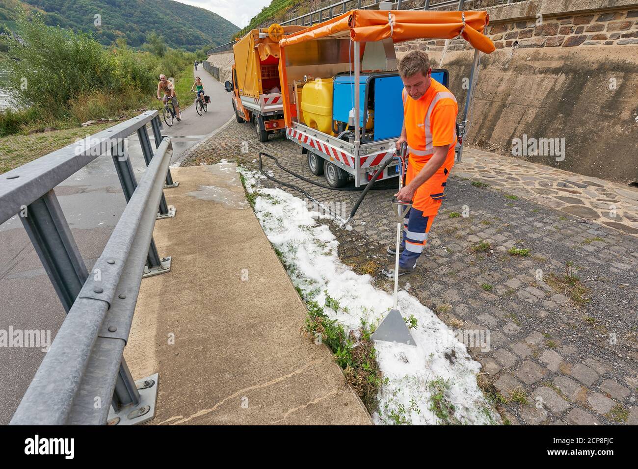 Valwig, Germania. 16 Set 2020. Una protezione stradale rimuove le erbacce dal bordo di un percorso ciclistico utilizzando una macchina a schiuma calda. Con questo dispositivo, gli operai della strada applicano l'acqua ad una temperatura di circa 100 gradi e l'estratto di cocco espanso con l'aria al suolo. (Al dpa: "I portieri e le autorità locali combattono le erbe e le erbe ecologicamente"). Credit: Thomas Frey/dpa/Alamy Live News Foto Stock Valwig, Germania. 16 Set 2020. Una protezione stradale rimuove le erbacce dal bordo di un percorso ciclistico utilizzando una macchina a schiuma calda. Con questo dispositivo, gli operai della strada applicano l'acqua ad una temperatura di circa 100 gradi e l'estratto di cocco espanso con l'aria al suolo. (Al dpa: "I portieri e le autorità locali combattono le erbe e le erbe ecologicamente"). Credit: Thomas Frey/dpa/Alamy Live News Foto Stock