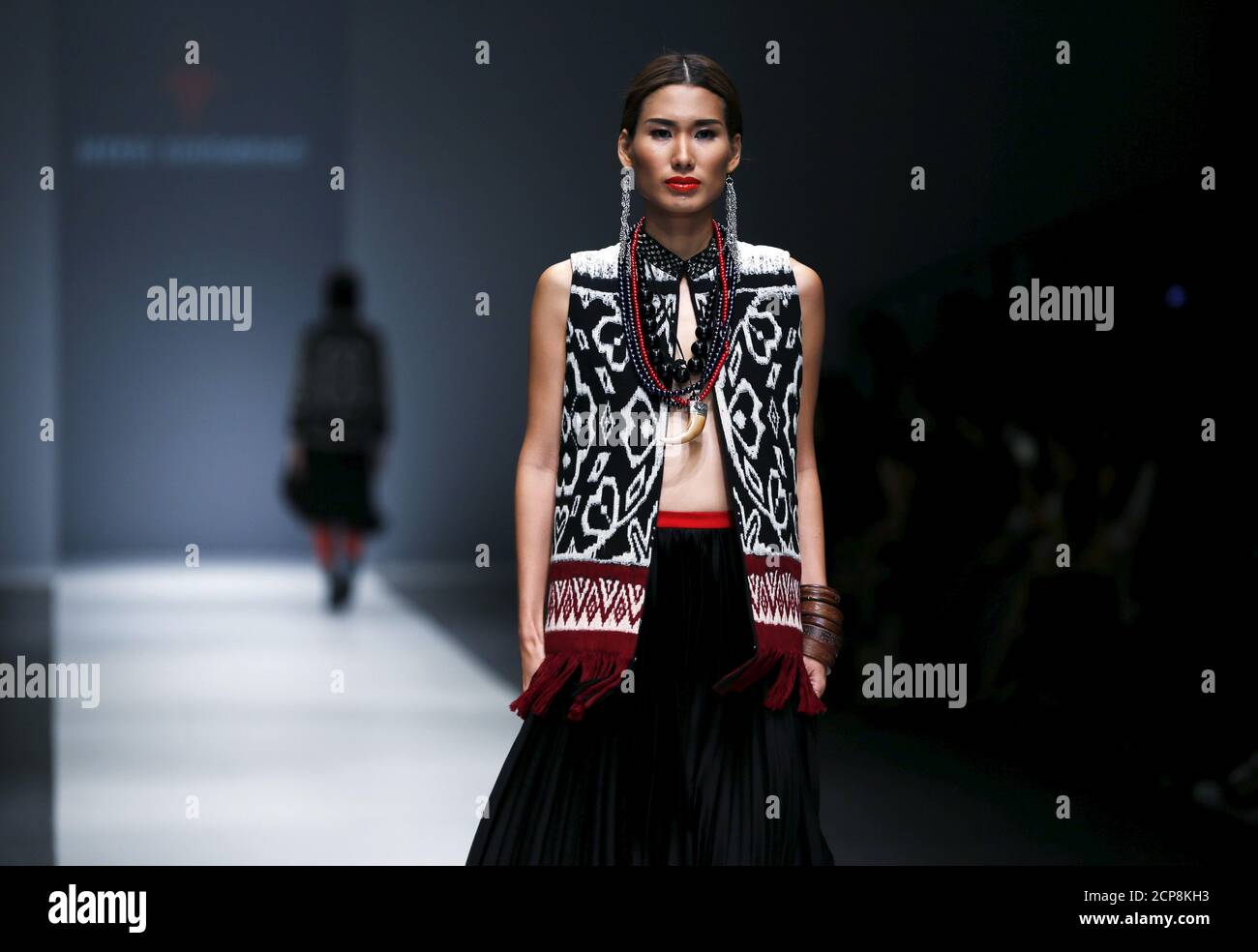 Un modello presenta le creazioni del designer indonesiano Merdi Sihombing alla settimana della moda di Giacarta 2016 a Giacarta, 26 ottobre 2015. REUTERS/Beawiharta Foto Stock