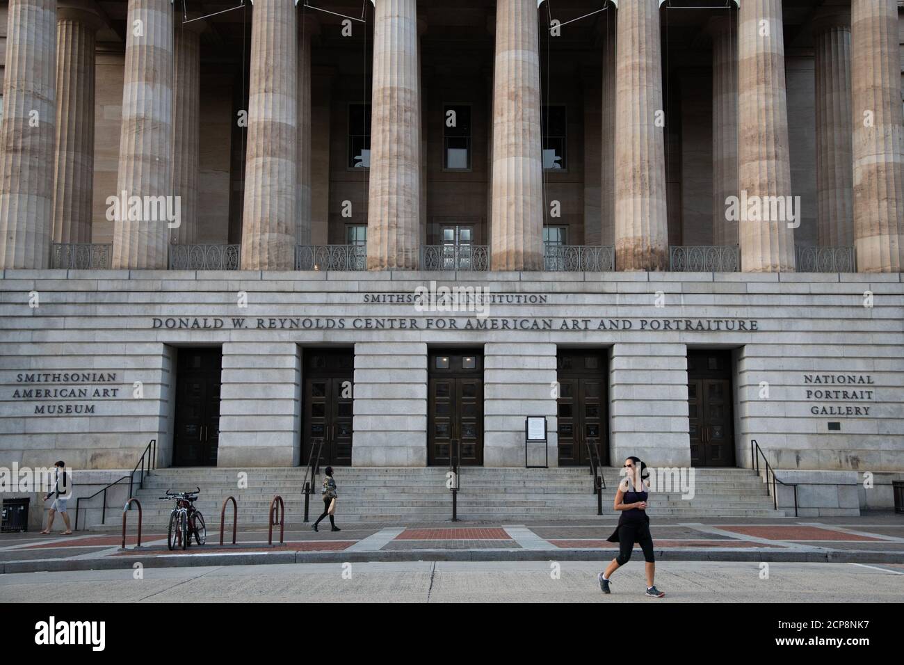 Washington, Stati Uniti. 18 Settembre 2020. Una veduta generale del Centro Donald W. Reynolds per l'Arte americana e la Portraiture, che ospita il Museo d'Arte Smithsonian American e la National Portraiture Gallery, a Washington, DC, il 18 settembre 2020, in mezzo alla pandemia del coronavirus. Mentre il Congresso continua la sua situazione di stallo e le dita puntano su ulteriori aiuti allo stimolo della COVID-19, il leader della maggioranza del Senato Mitch McConnell si è impegnato a spingere il voto per un candidato alla Corte Suprema dopo il passaggio della giustizia Ruth Bader Ginsburg all’inizio della giornata. (Graeme Sloan/Sipa USA) Credit: Sipa USA/Alamy Live News Foto Stock