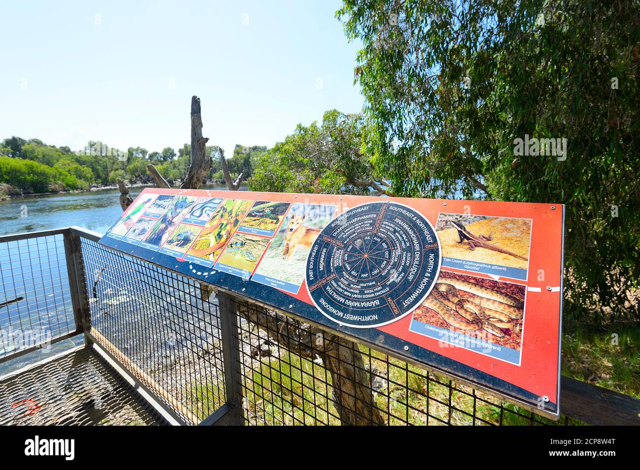 Pannello informativo e piattaforma panoramica lungo la passeggiata naturalistica di Gayngaru, Nhulunbuy, East Arnhem Land, Northern Territory, NT, Australia Foto Stock