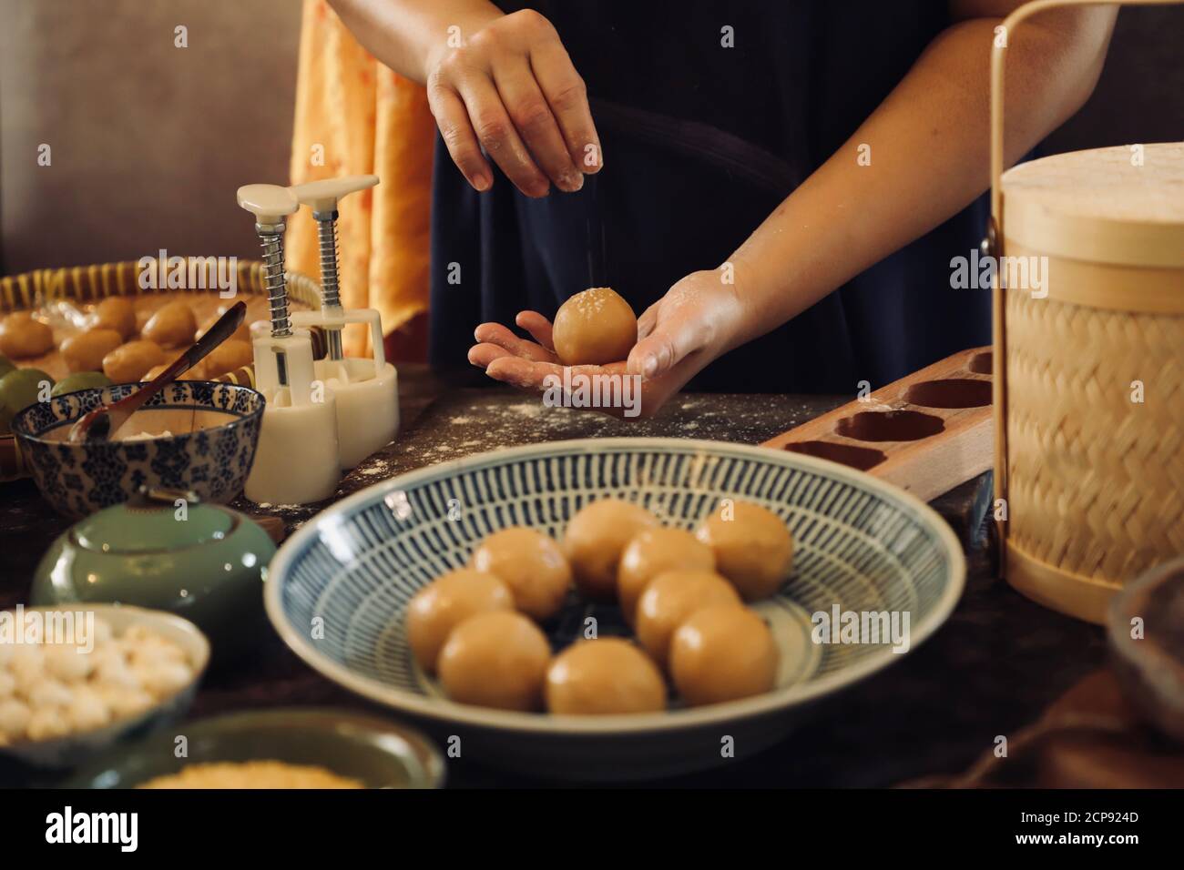 Making Yue Bing, la tradizionale mooncake cinese per il Festival di metà autunno Foto Stock