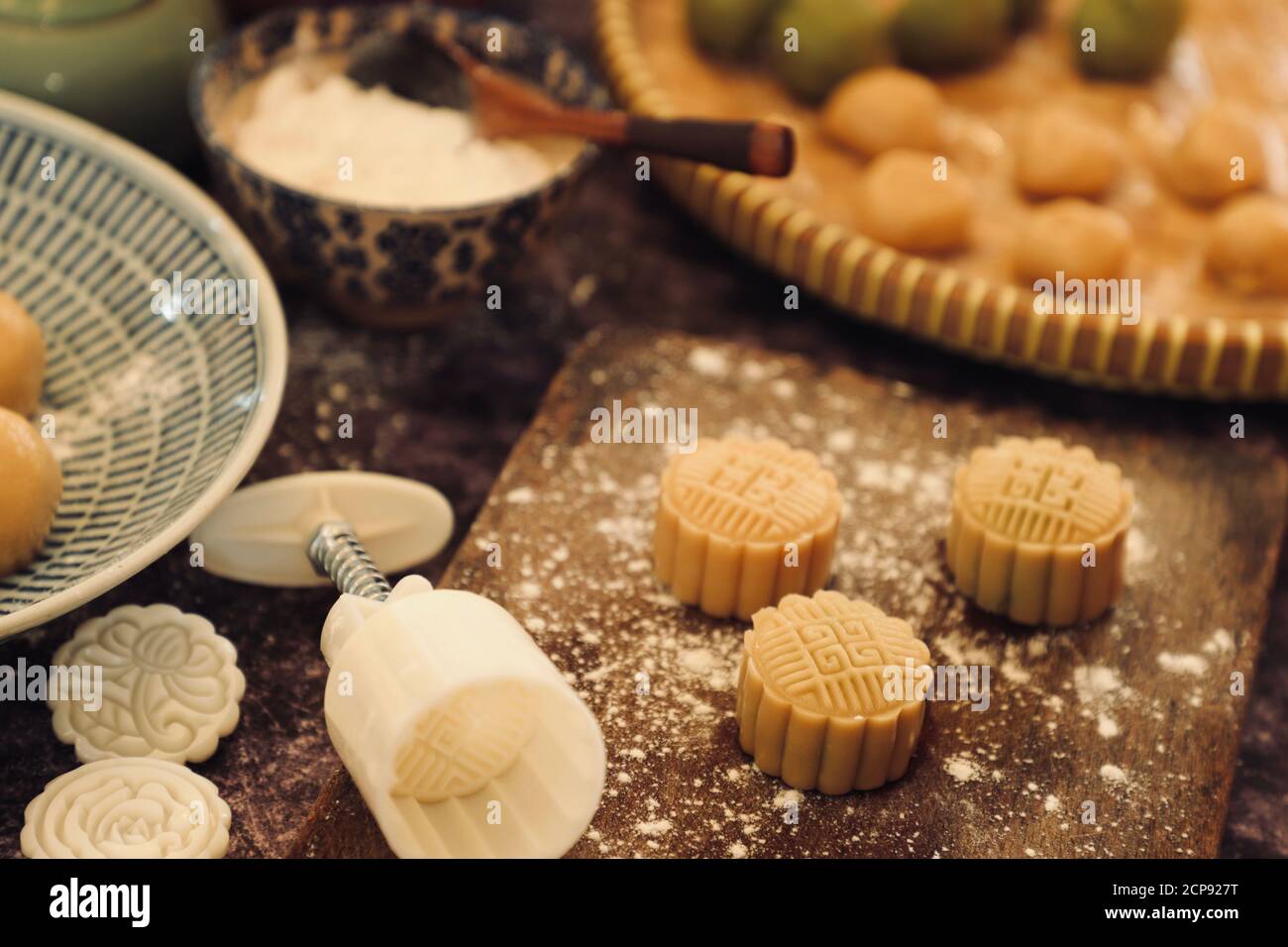 Making Yue Bing, la tradizionale mooncake cinese per il Festival di metà autunno Foto Stock