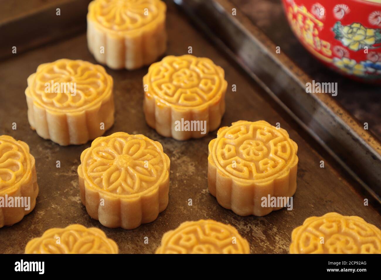 Making Yue Bing, la tradizionale mooncake cinese per il Festival di metà autunno Foto Stock