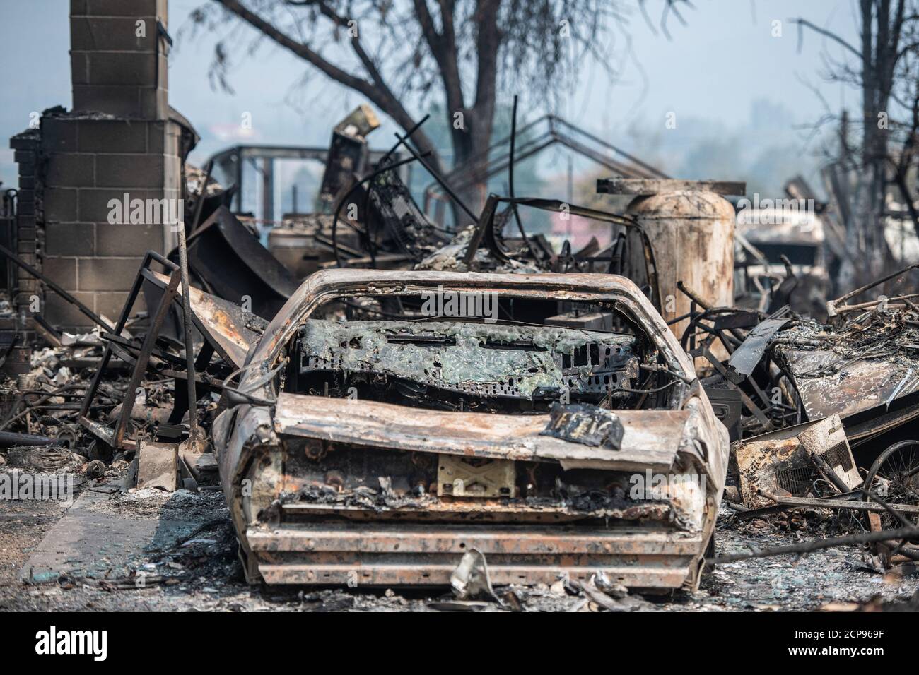 Talent, Ore. 18 settembre 2020. Una vista generale di un veicolo bruciato tra le conseguenze del fuoco di Almeda. La città di Talent, Oregon, che mostra le case bruciate, le automobili e le macerie lasciate dietro. A Talent, a circa 20 miglia a nord del confine con la California, le case sono state arrogate senza riconoscimento. Secondo il National Interagency Fire Center, negli Stati Uniti occidentali sono in fiamme almeno 87 incendi. Hanno tormeggiato più di 4.7 milioni di acri -- più di sei volte l'area di Rhode Island. Credit: Chris Tuite/Image Space/Media Punch/Alamy Live News Foto Stock