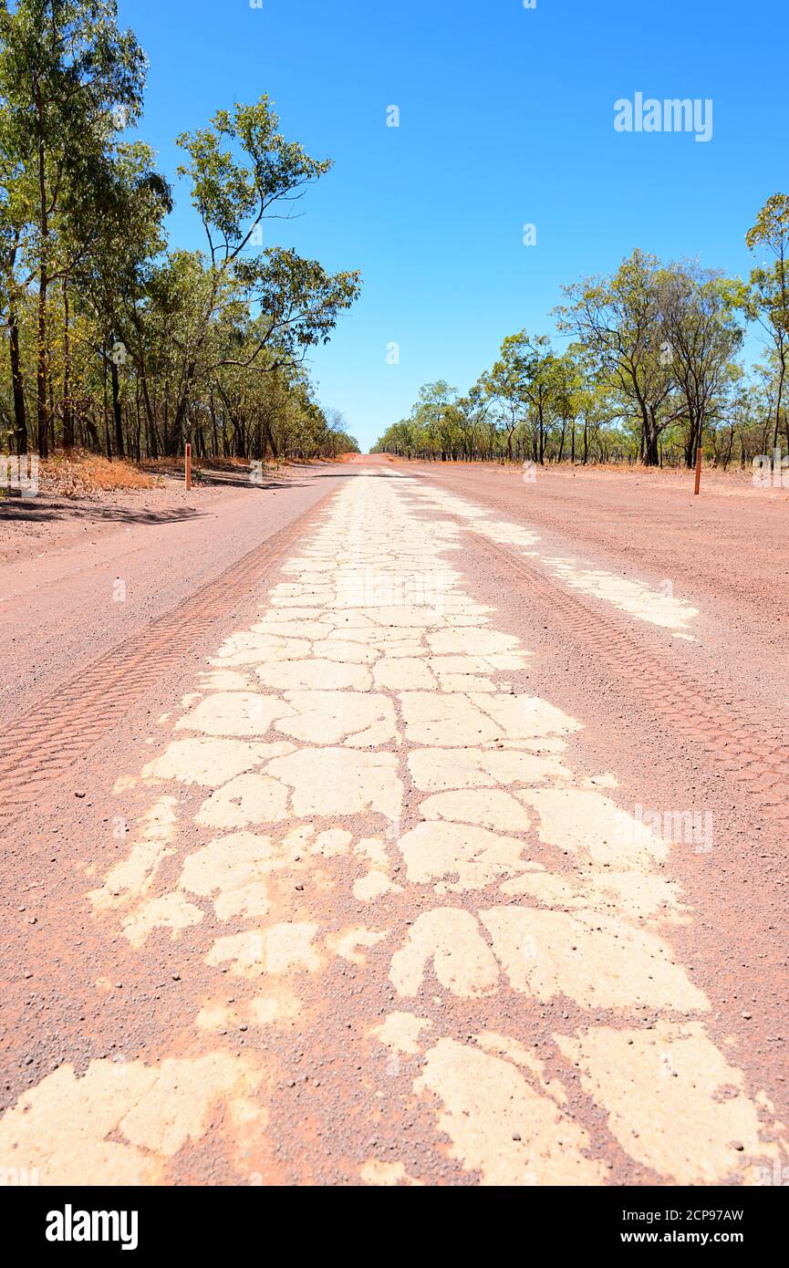 I modelli di fango essiccato su sporcizia rossa sulla remota Outback Central Arnhem Road, East Arnhem Land, Northern Territory, NT, Australia Foto Stock