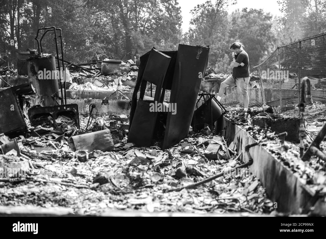 Talent, Ore. 18 settembre 2020. Zach Kuhlow controlla i resti della sua casa per qualsiasi cosa salvagable. Suo figlio, che ha 10 anni, è nato all'interno della casa. A Talent, a circa 20 miglia a nord del confine con la California, le case sono state arrogate senza riconoscimento. Secondo il National Interagency Fire Center, negli Stati Uniti occidentali sono in fiamme almeno 87 incendi. Hanno tormeggiato più di 4.7 milioni di acri -- più di sei volte l'area di Rhode Island. Credit: Chris Tuite/Image Space/Media Punch/Alamy Live News Foto Stock