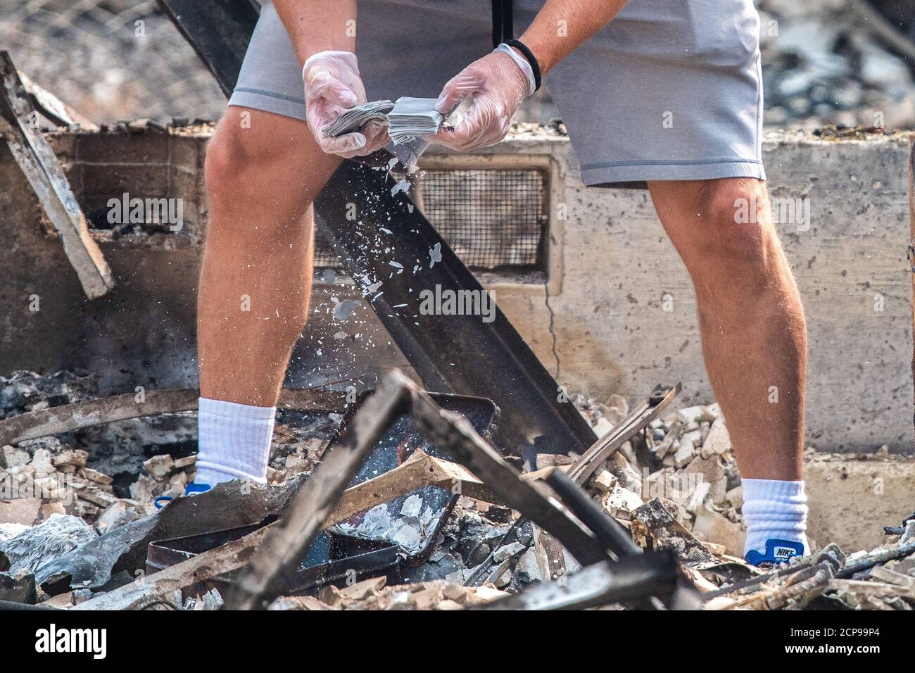 Talent, Ore. 18 settembre 2020. Zach Kuhlow controlla i resti della sua casa per qualsiasi cosa salvagable. Suo figlio, che ha 10 anni, è nato all'interno della casa. A Talent, a circa 20 miglia a nord del confine con la California, le case sono state arrogate senza riconoscimento. Secondo il National Interagency Fire Center, negli Stati Uniti occidentali sono in fiamme almeno 87 incendi. Hanno tormeggiato più di 4.7 milioni di acri -- più di sei volte l'area di Rhode Island. Credit: Chris Tuite/Image Space/Media Punch/Alamy Live News Foto Stock