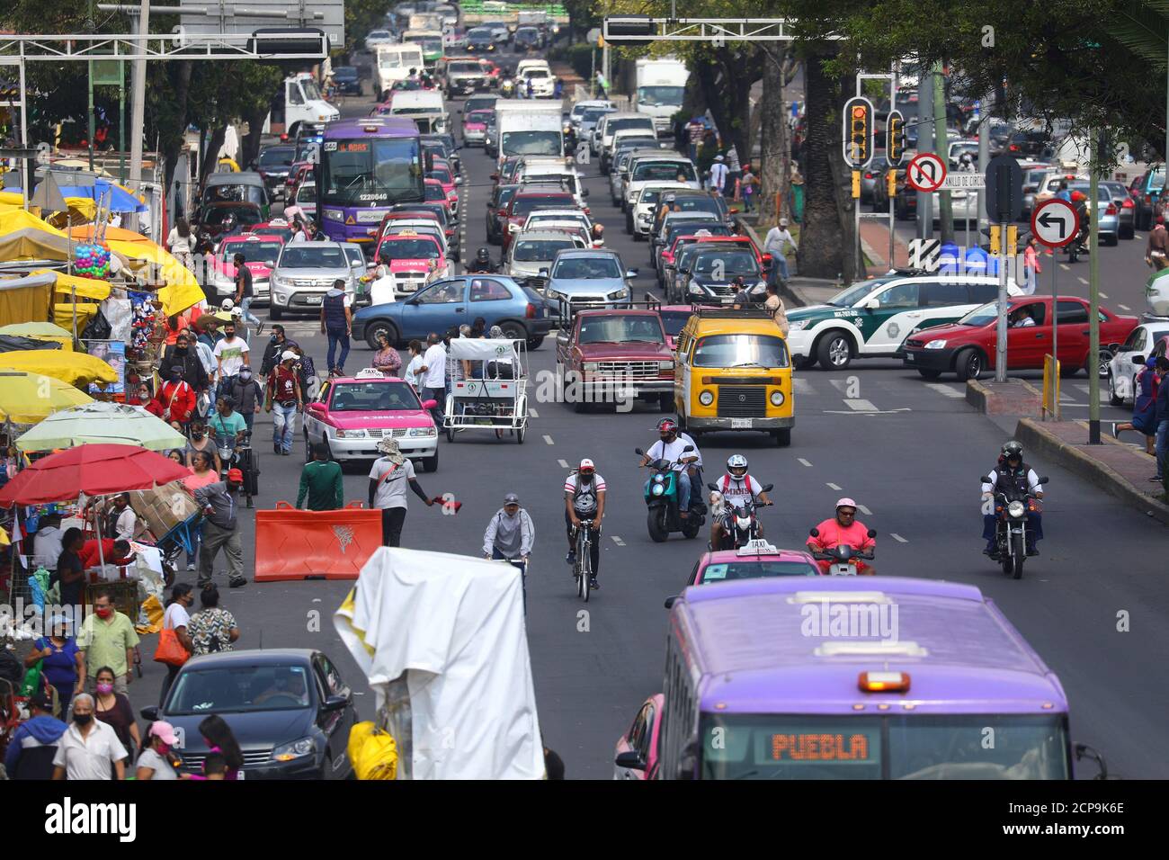 Persone e automobili sono raffigurati su un viale durante l'inizio della graduale riapertura delle attività commerciali, come il coronavirus malattia (COVID-19) focolaio continua, a Città del Messico, Messico, 31 luglio 2020. REUTERS/Edgard Garrido Foto Stock