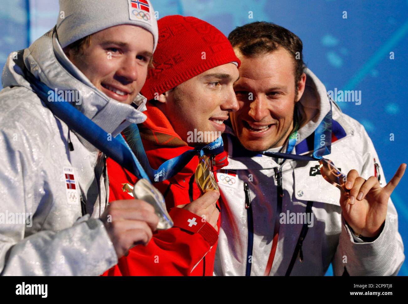 Gold medallist Carlo Janka (C) of Switzerland poses with silver medallist Kjetil Jansrud (L) and bronze medallist Aksel Lund Svindal of Norway during the medal ceremony for the men's Alpine skiing giant slalom competition at the Vancouver 2010 Winter Olympics, in Whistler, British Columbia, February 23, 2010. REUTERS/Stefan Wermuth (CANADA) Foto Stock