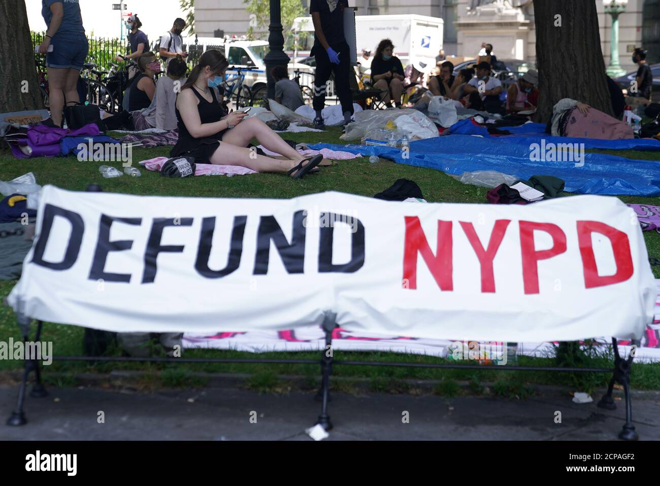 La gente prende parte ad una protesta per definanziare la polizia nel distretto di Manhattan di New York City, New York, Stati Uniti, 24 giugno 2020. REUTERS/Carlo Allegri Foto Stock