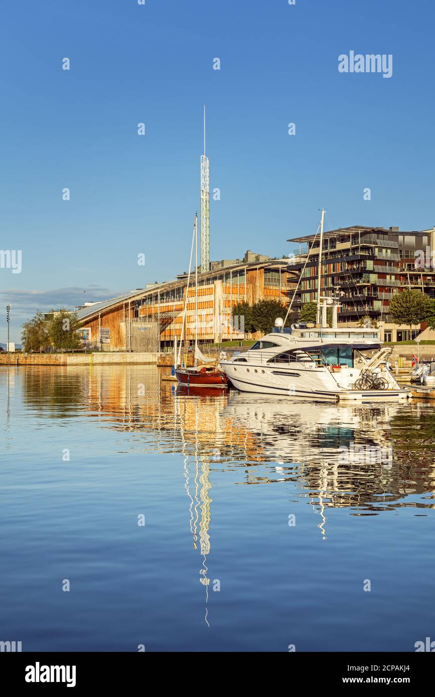 Case e barche sul Oslofjord nel centro di Oslo, Nowegen, Scandinavia, Europa del Nord, Europa Foto Stock