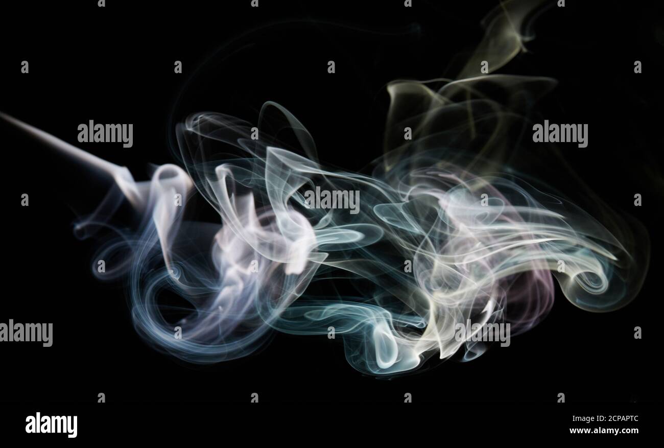 Forma del fumo Multicolore su sfondo nero isolato Foto Stock