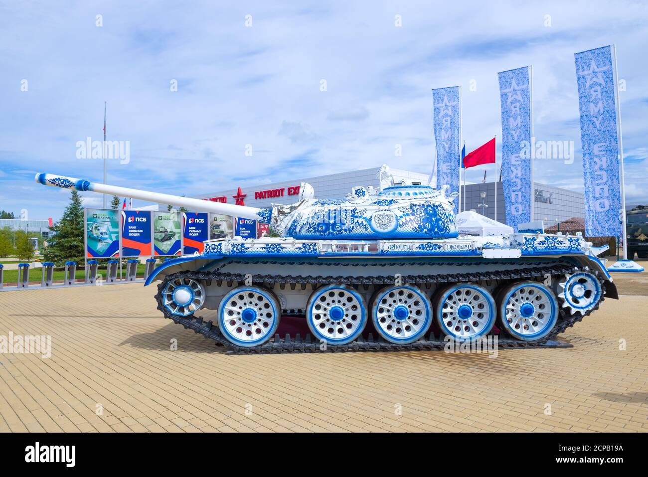 REGIONE DI MOSCA, RUSSIA - 27 AGOSTO 2020: Serbatoio medio sovietico T-55 dipinto su Gzhel all'ingresso del centro espositivo Patriot Foto Stock