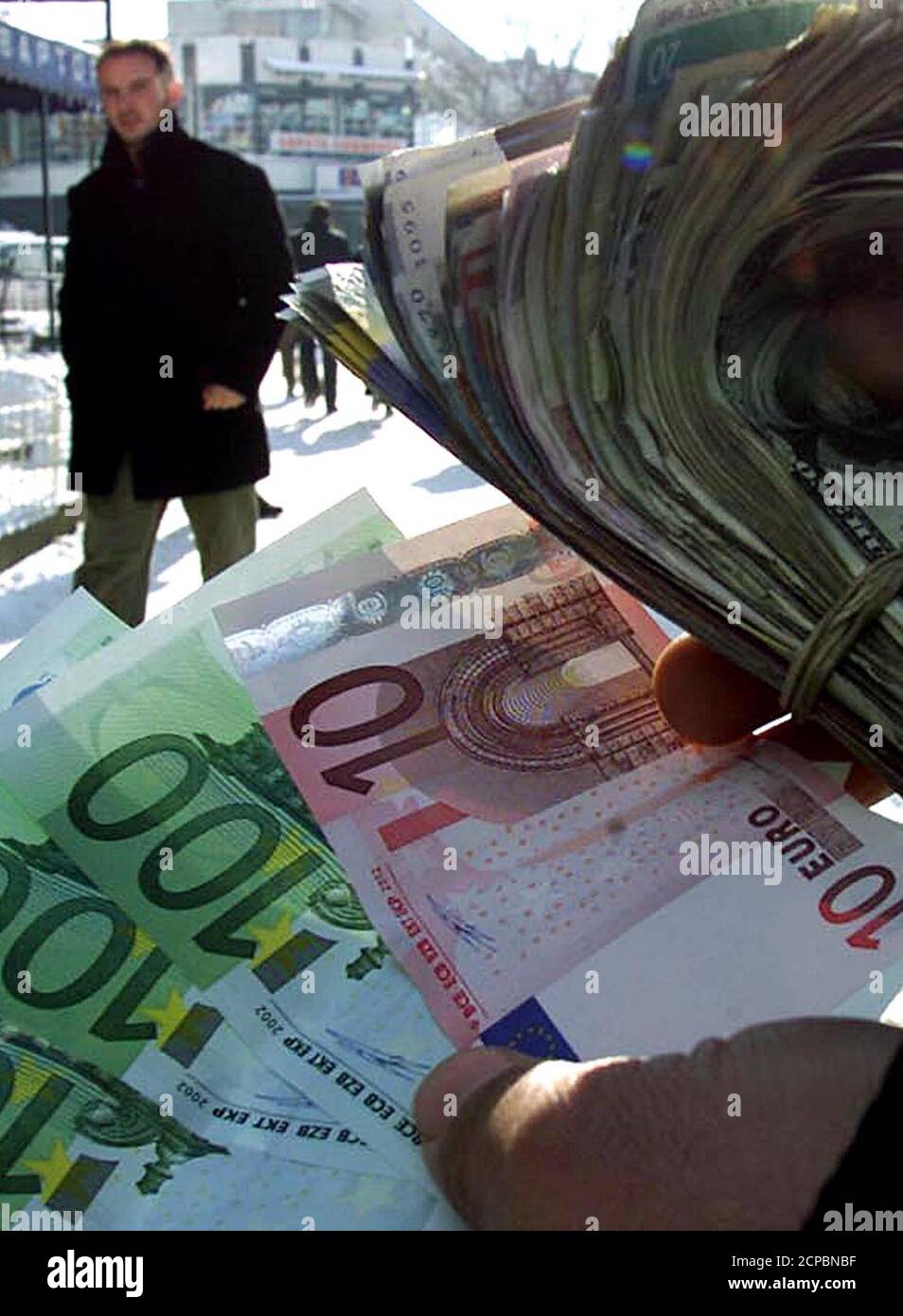 Un cambiavaluta nella capitale del Kosovo Pristina si adatta rapidamente  alla nuova valuta europea a Pristina 2 gennaio 2002 visualizzando una  manciata di banconote in euro insieme alla sua fornitura regolare di