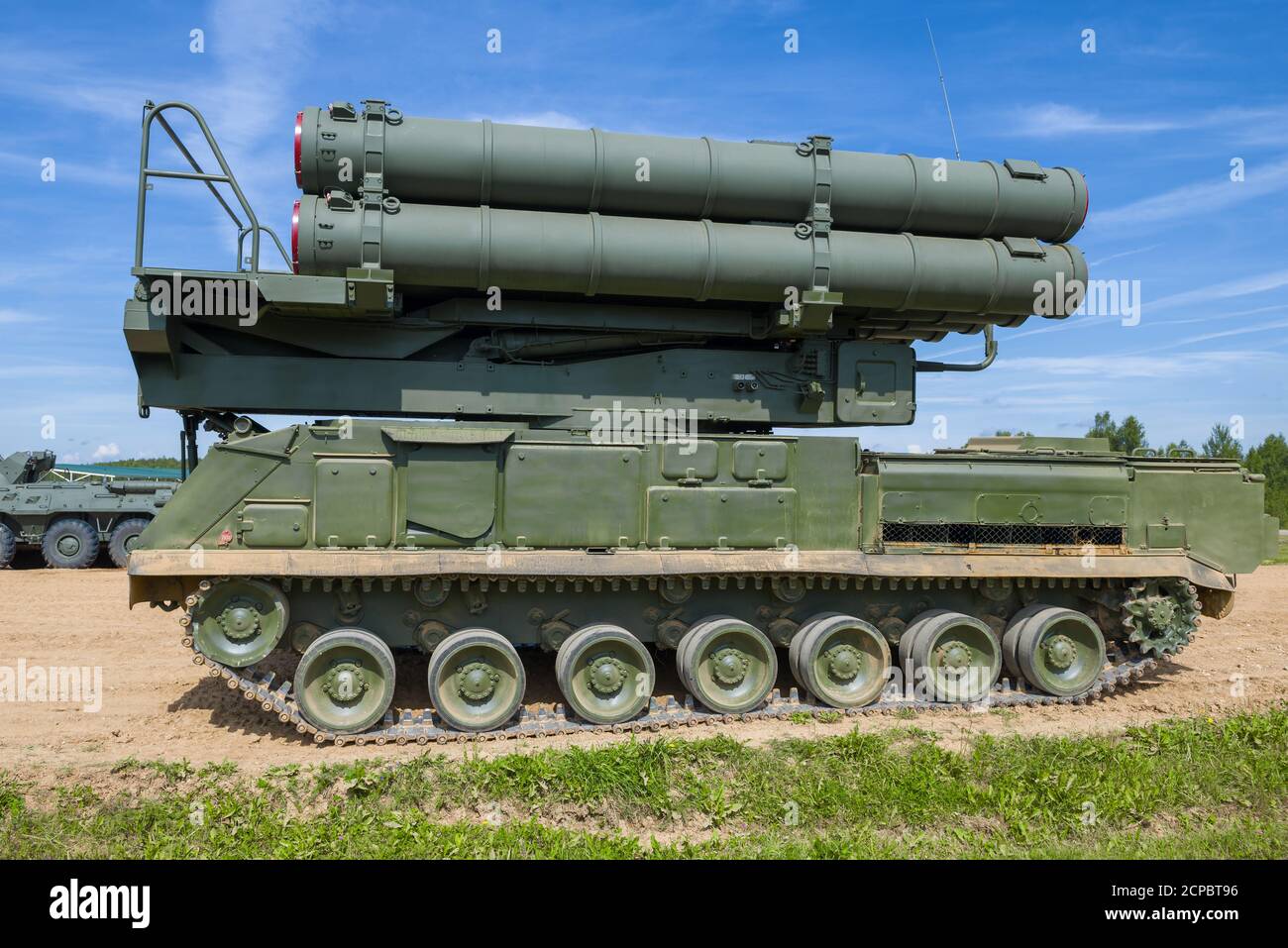 ALABINO, RUSSIA - 25 AGOSTO 2020: Il lanciatore 9A316M del sistema missilistico antiaereo Buk-M3 sul telaio a 7 rulli GM-5969 prima della dimostrazione Foto Stock