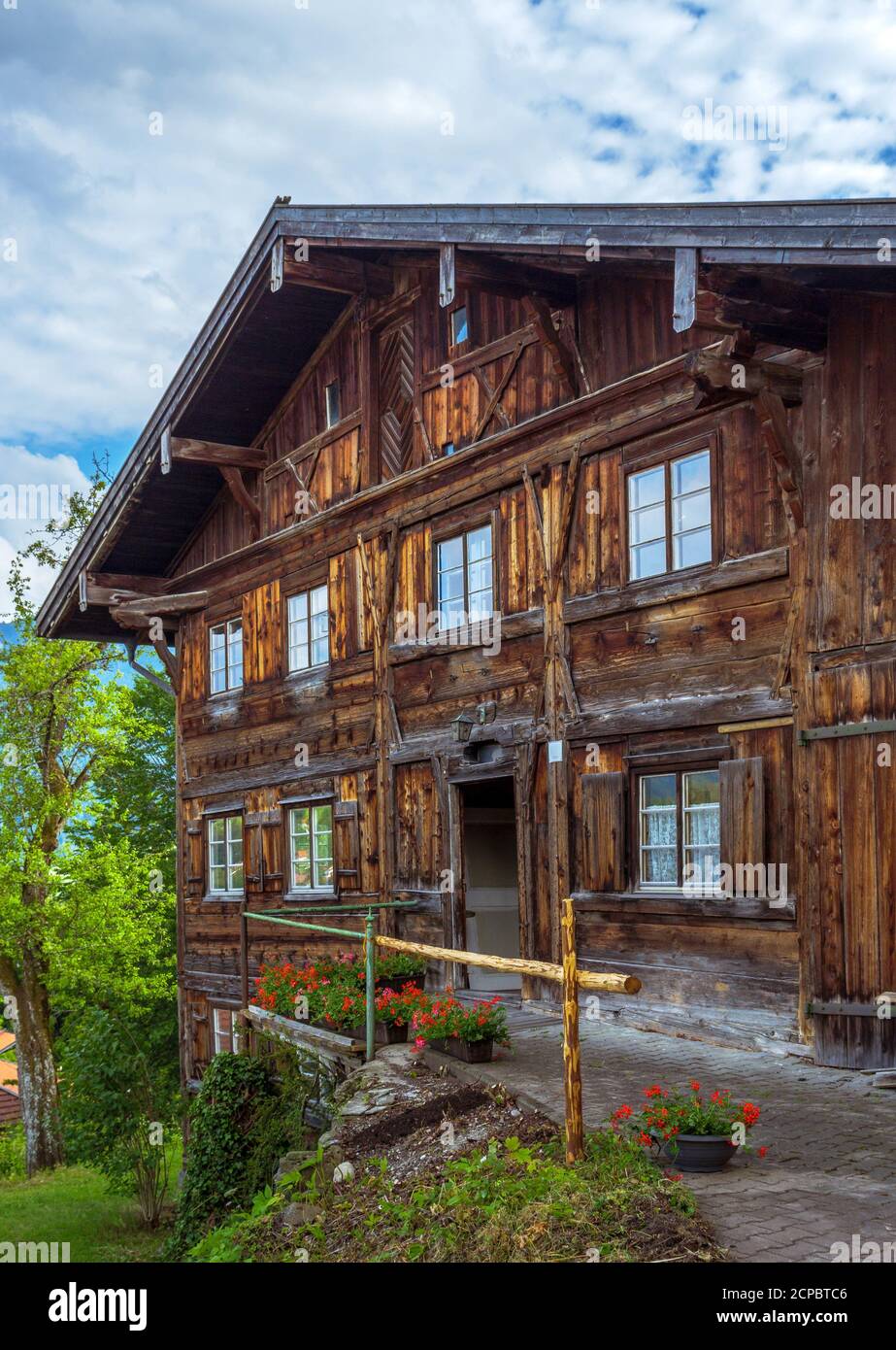 Antico casale in legno a Pfronten, Allgäu, Baviera, Germania, Europa Foto Stock
