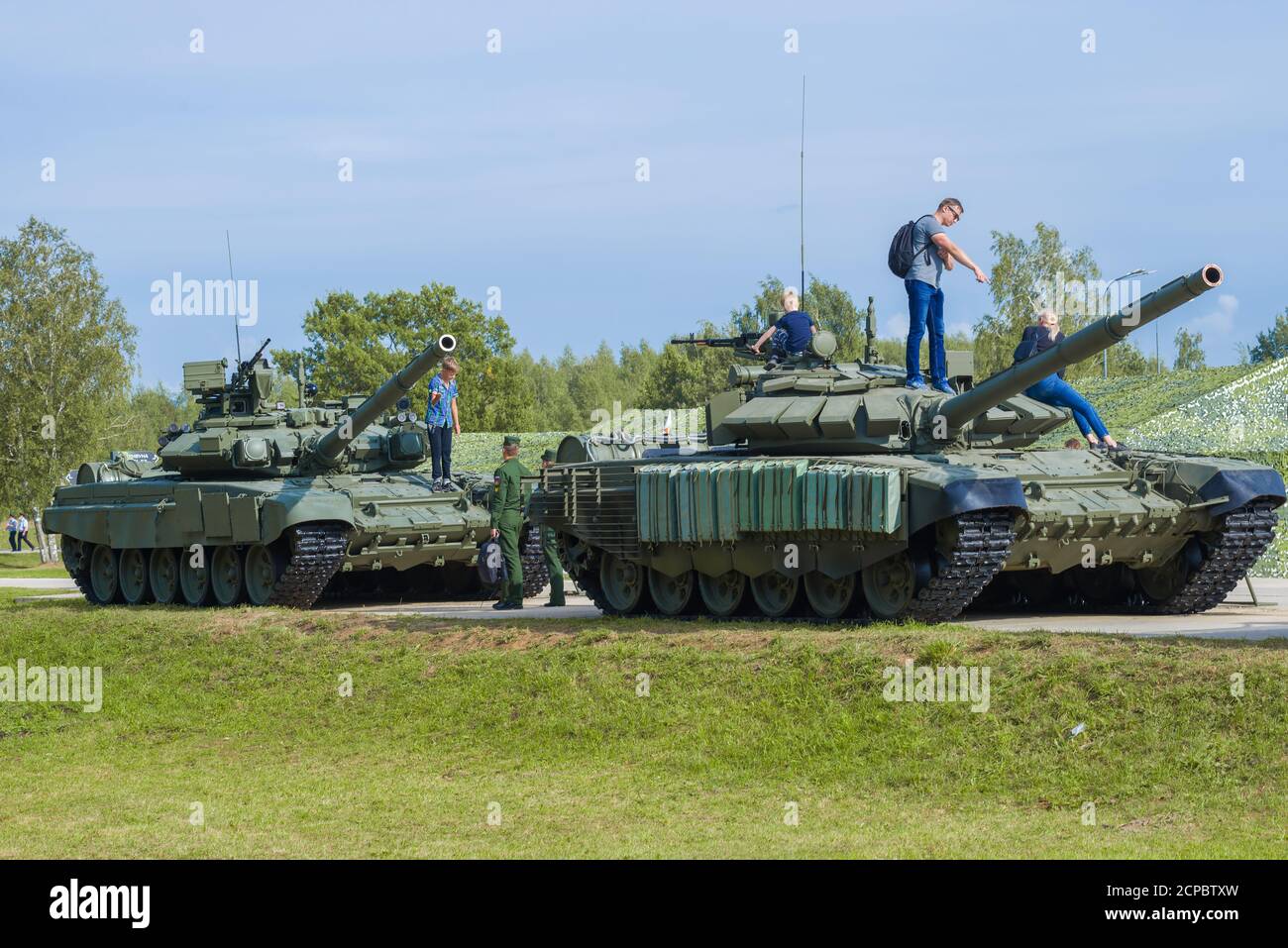 ALABINO, RUSSIA - 25 AGOSTO 2020: I visitatori del Forum militare Internazionale 'Army 2020' ispezionano i moderni carri armati russi Foto Stock