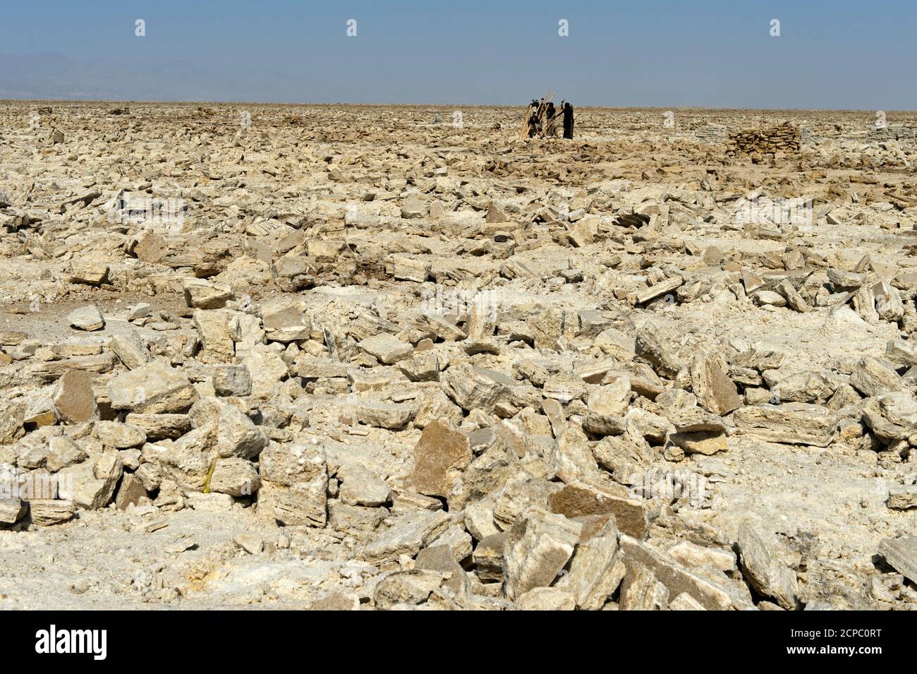 Scomposti blocchi di sale crudo per ulteriore lavorazione sul lago salato di Assale, estrazione tradizionale di sale vicino Hamadela, depressione di Danakil, regione di Afar, Foto Stock