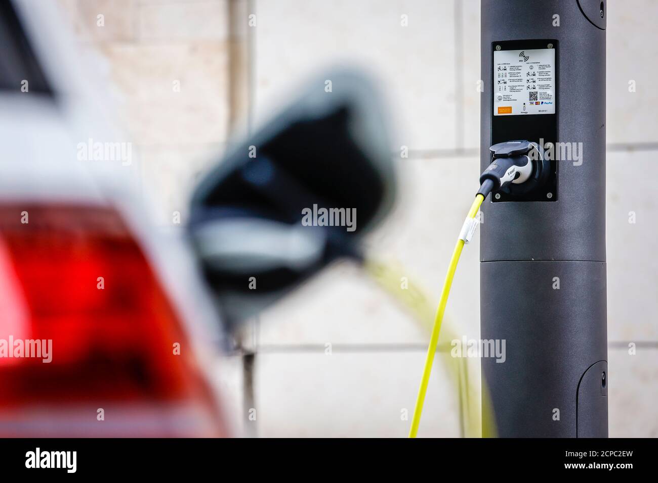 Pali intelligenti, luci di strada intelligenti sono addetti al parcheggio, stazioni di ricarica gratuite per auto elettriche, hotspot Wi-Fi gratuiti, misurazione ambientale Foto Stock