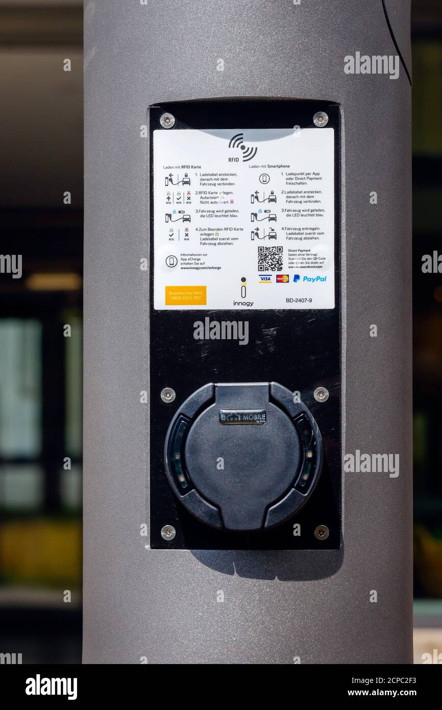 Pali intelligenti, luci di strada intelligenti sono addetti al parcheggio, stazioni di ricarica gratuite per auto elettriche, hotspot Wi-Fi gratuiti, misurazione ambientale Foto Stock