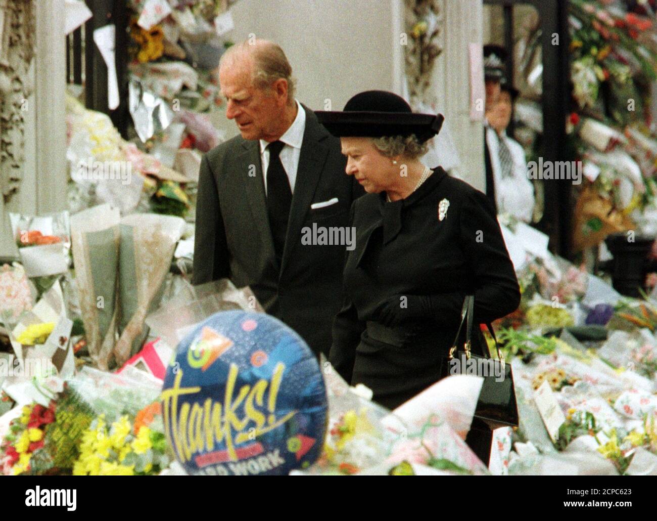 La Regina e Duca di Edimburgo guardano alla massa di tributi floreali deposti fuori Buckingham Palace in memoria di Diana, Principessa del Galles, 5 settembre. La principessa sarà sepolta nella proprietà di famiglia di Althrop House dopo una cerimonia all'Abbazia di Westminster domani. REGNO UNITO DIANA Foto Stock
