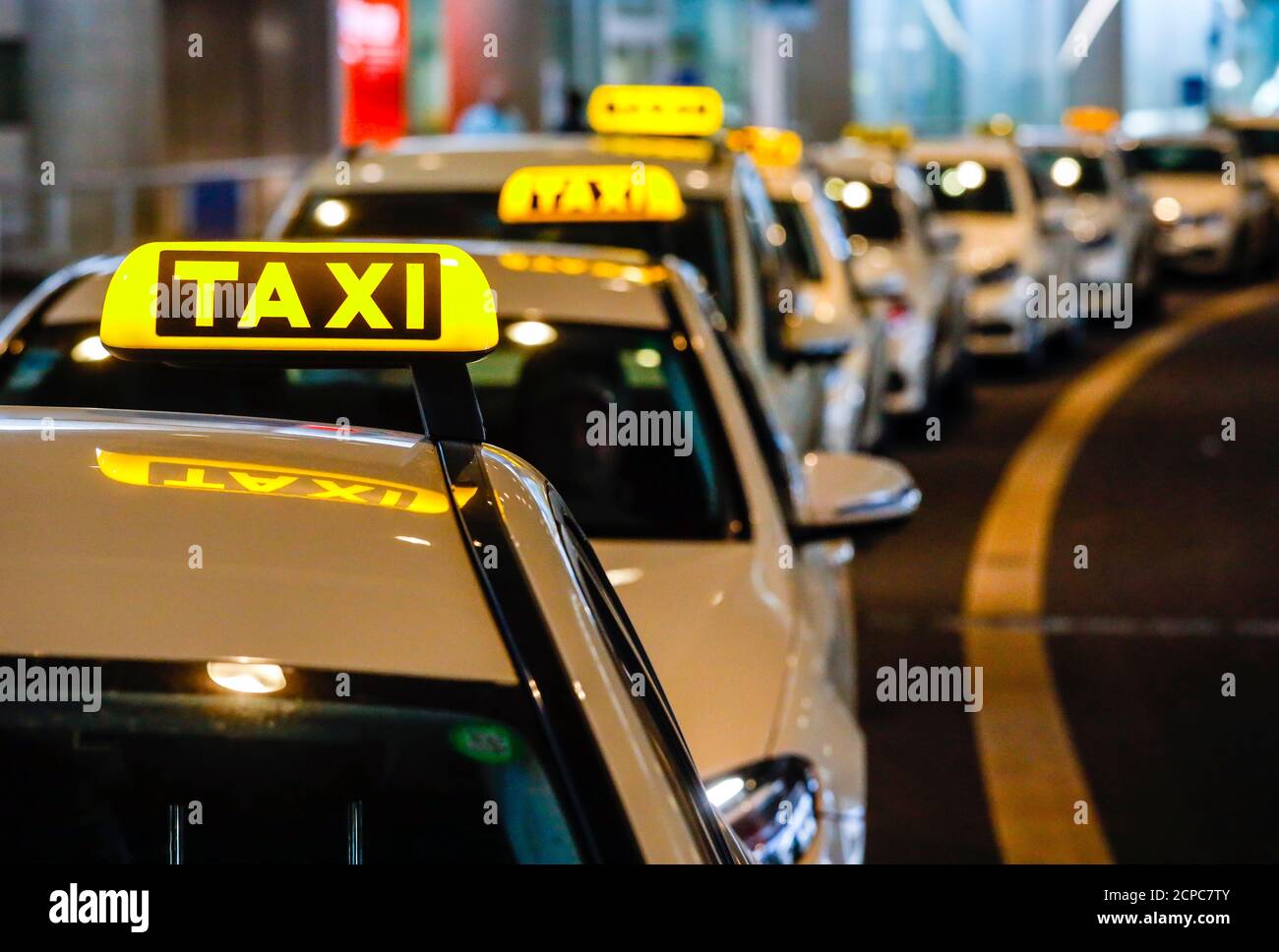 Stazione dei taxi all'aeroporto di Dusseldorf, Nord Reno-Westfalia, Germania Foto Stock