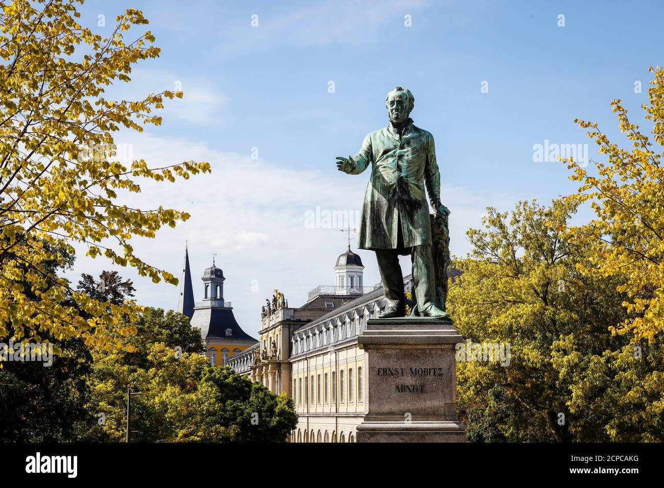 Bonn, Nord Reno-Westfalia, Germania - Ernst Moritz Arndt monumento sulle vecchie tradizioni sulle rive del Reno, dietro la costruzione dell'egiziano Foto Stock