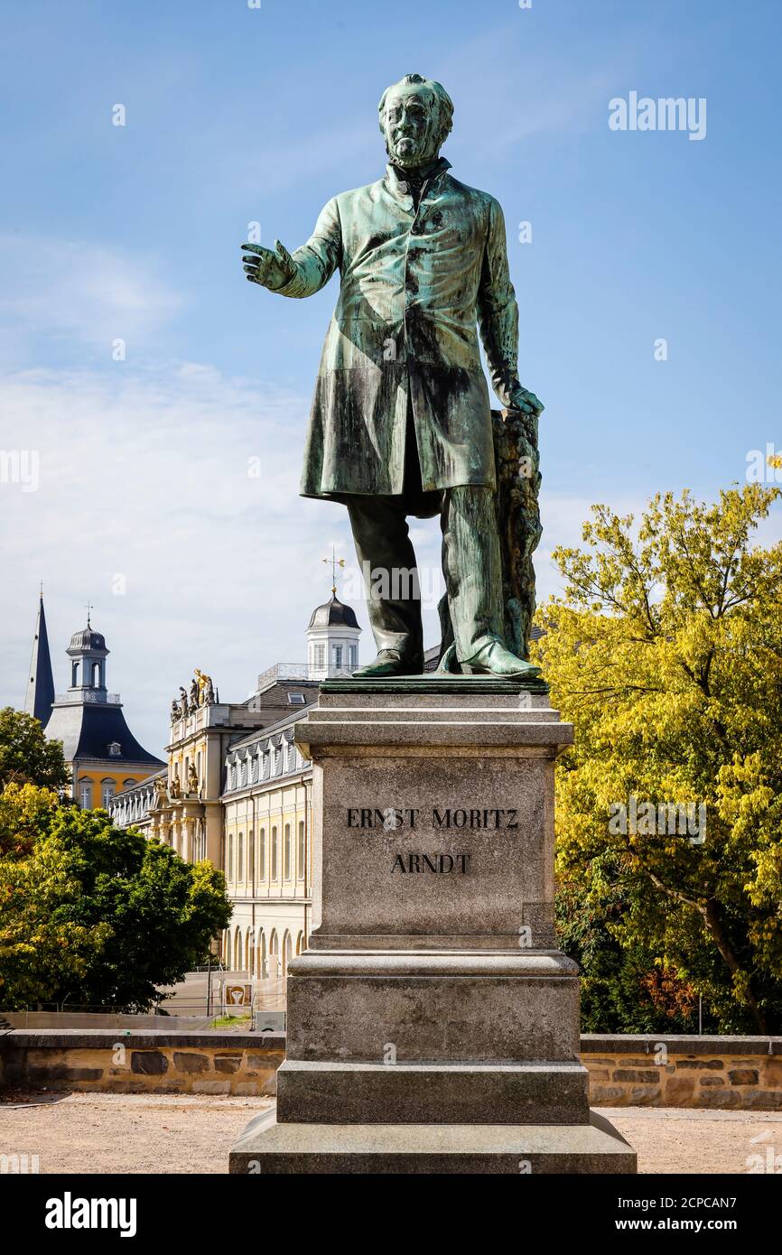 Bonn, Nord Reno-Westfalia, Germania - Ernst Moritz Arndt monumento sulle vecchie tradizioni sulle rive del Reno, dietro la costruzione dell'egiziano Foto Stock