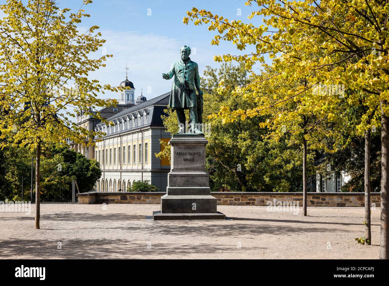 Bonn, Nord Reno-Westfalia, Germania - Ernst Moritz Arndt monumento sulle vecchie tradizioni sulle rive del Reno, dietro la costruzione dell'egiziano Foto Stock