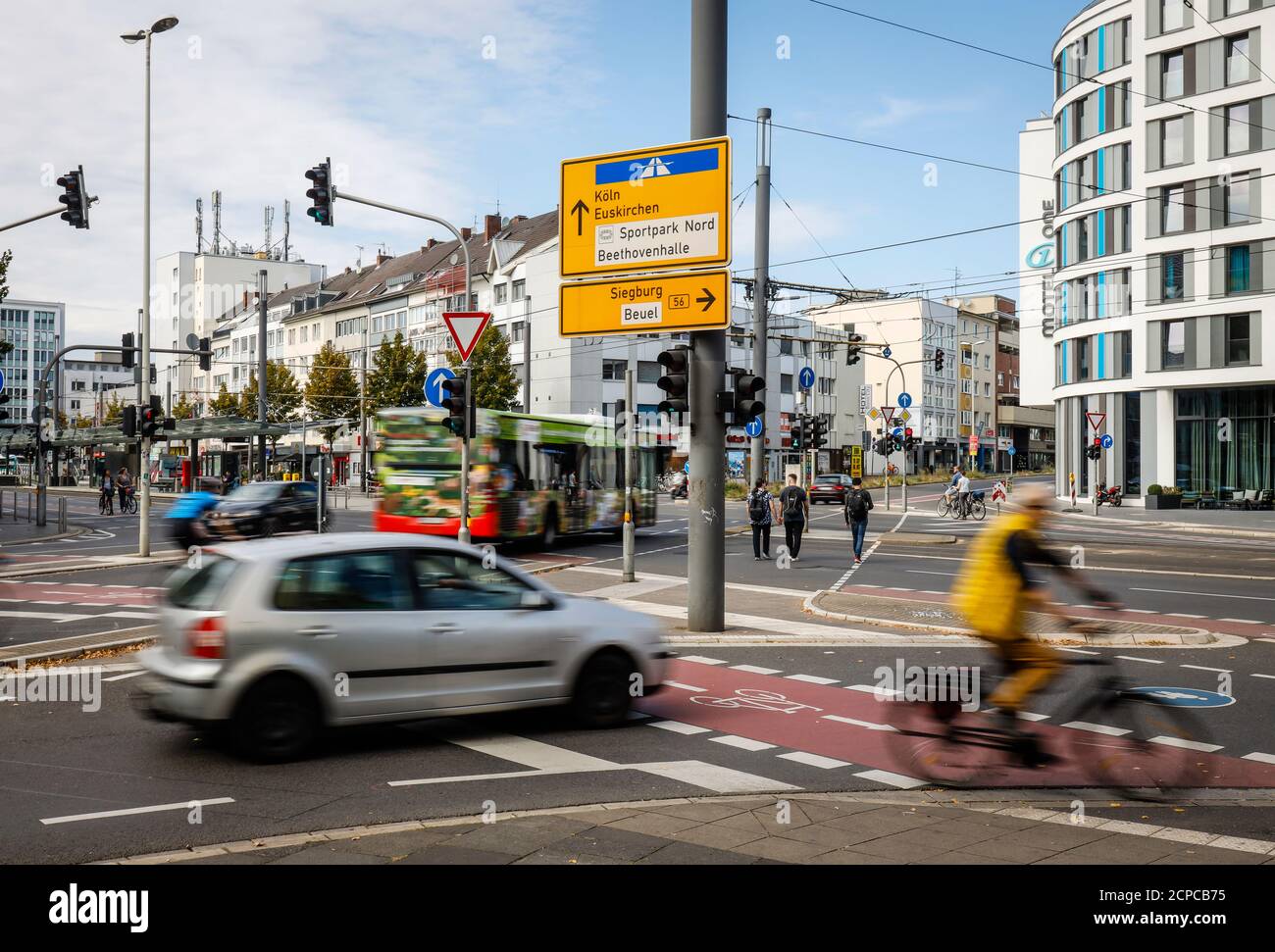 Bonn, Nord Reno-Westfalia, Germania - crocevia di pedoni, ciclisti, automobili e autobus. Foto Stock